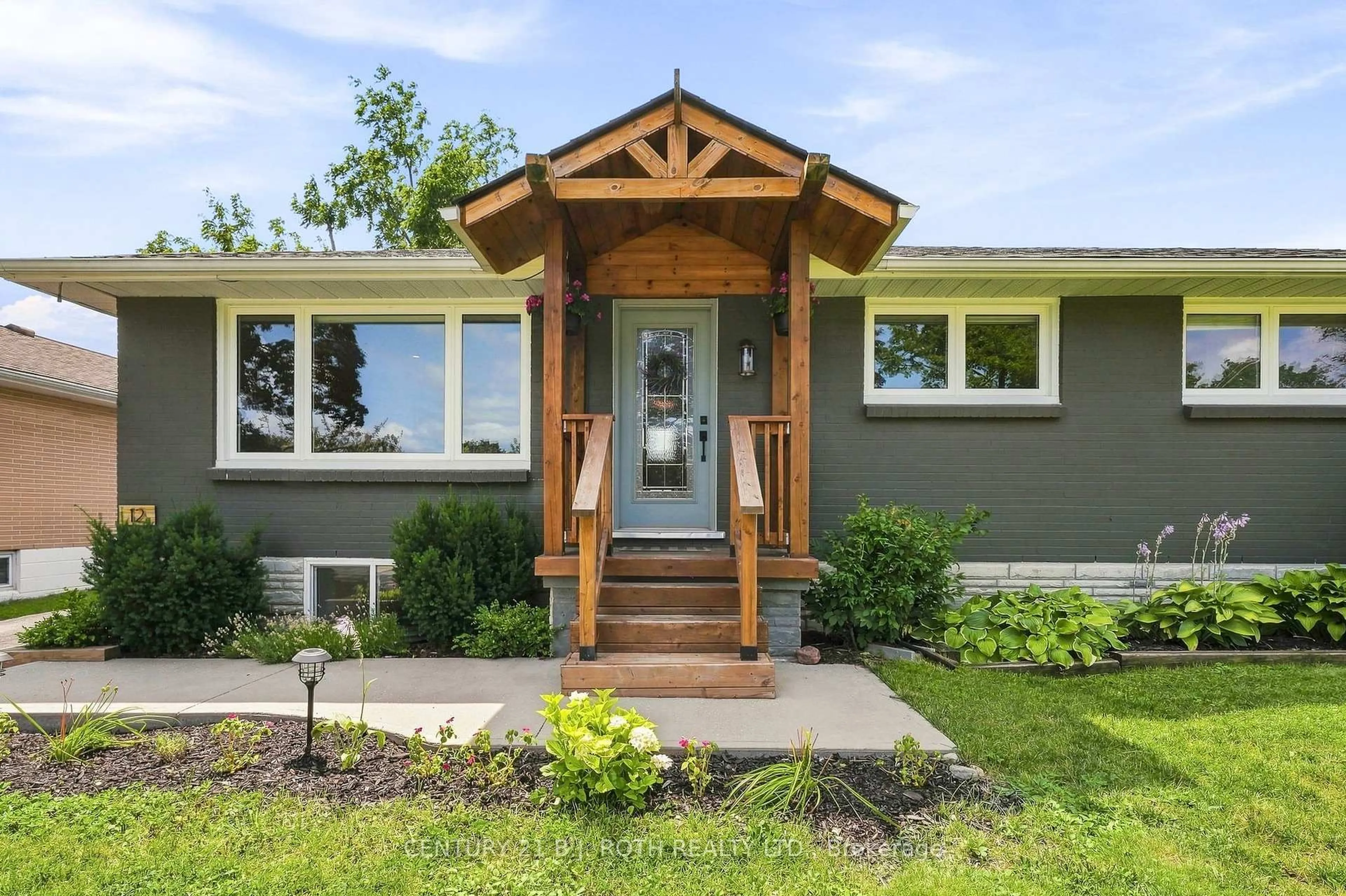 Home with vinyl exterior material, street for 12 Bothwell Cres, Barrie Ontario L4M 2S6