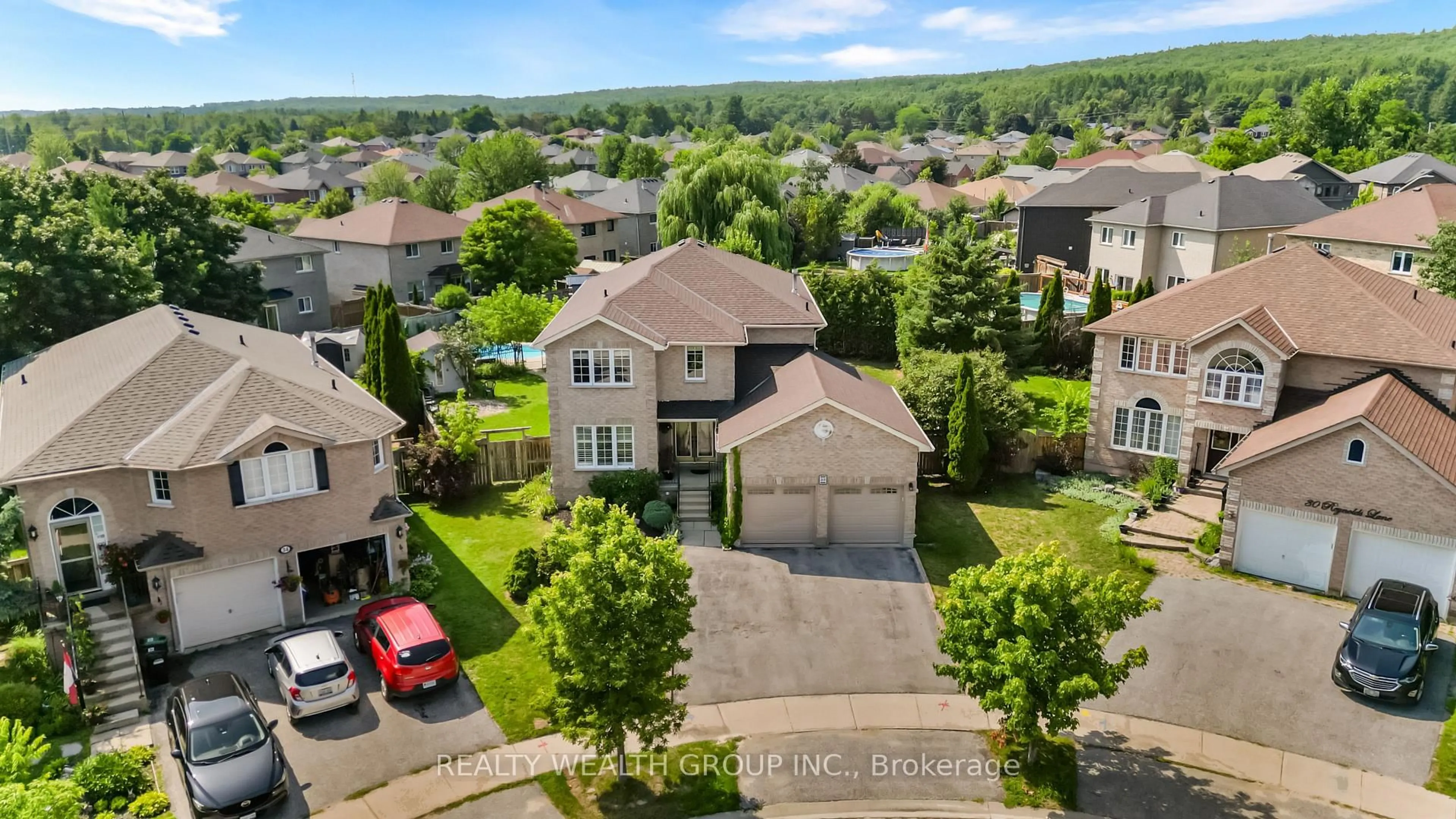 A pic from outside/outdoor area/front of a property/back of a property/a pic from drone, street for 32 Reynolds Lane, Barrie Ontario L4N 0P9