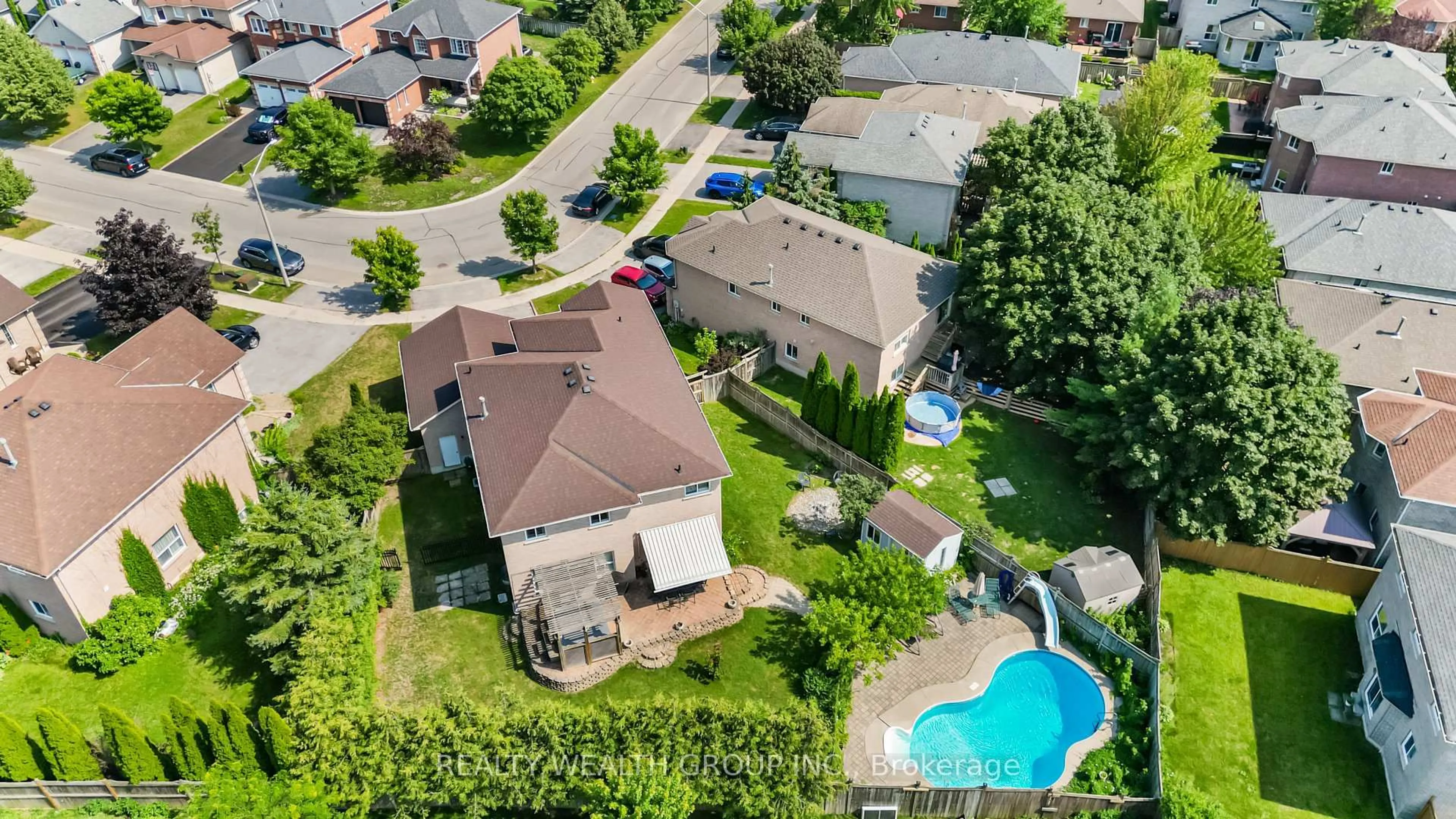 A pic from outside/outdoor area/front of a property/back of a property/a pic from drone, street for 32 Reynolds Lane, Barrie Ontario L4N 0P9
