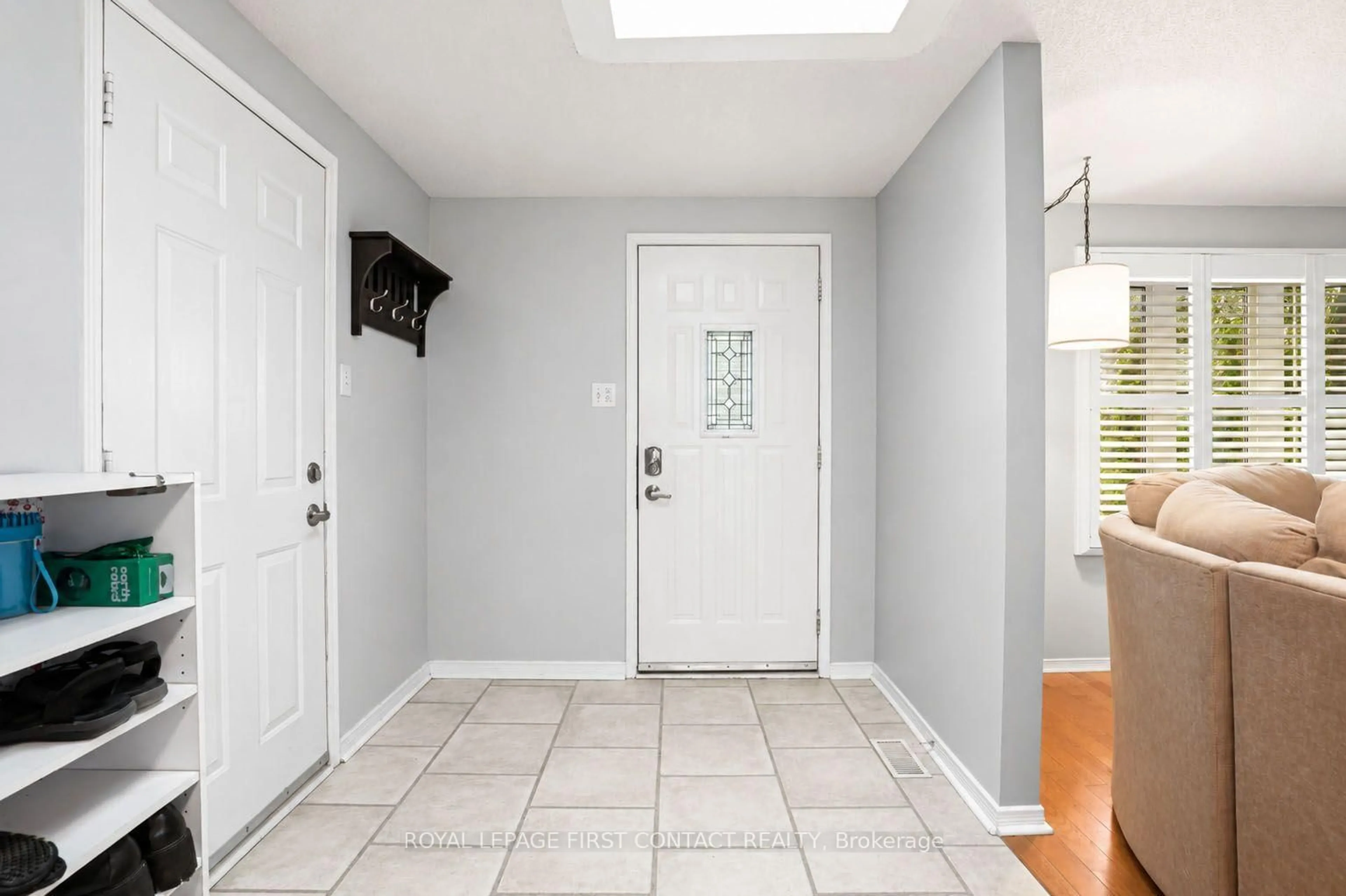 Indoor entryway for 46 Jones Dr, Barrie Ontario L4M 6H7