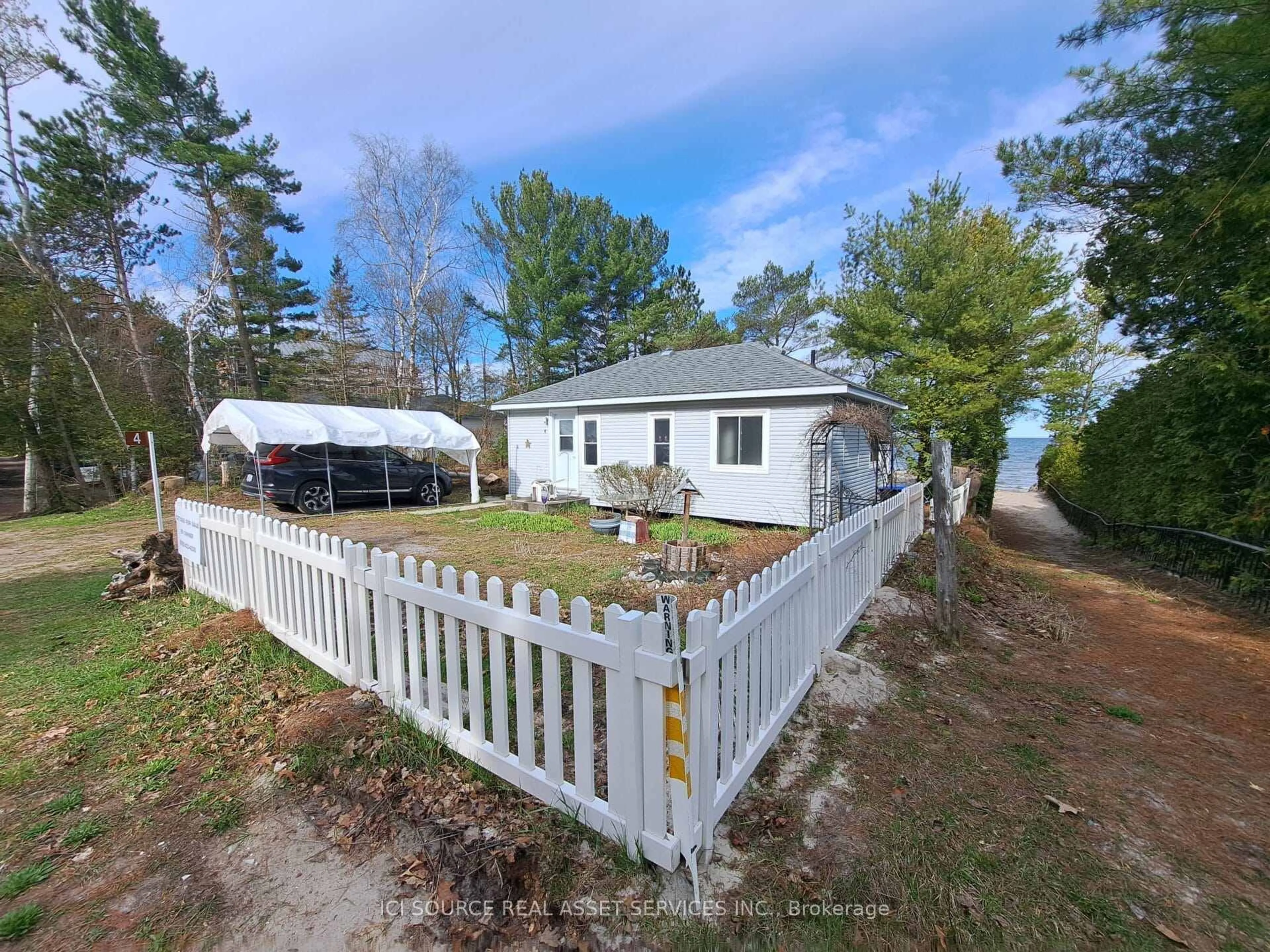 A pic from outside/outdoor area/front of a property/back of a property/a pic from drone, unknown for 4 Pinewood Dr, Tiny Ontario L0L 2T0