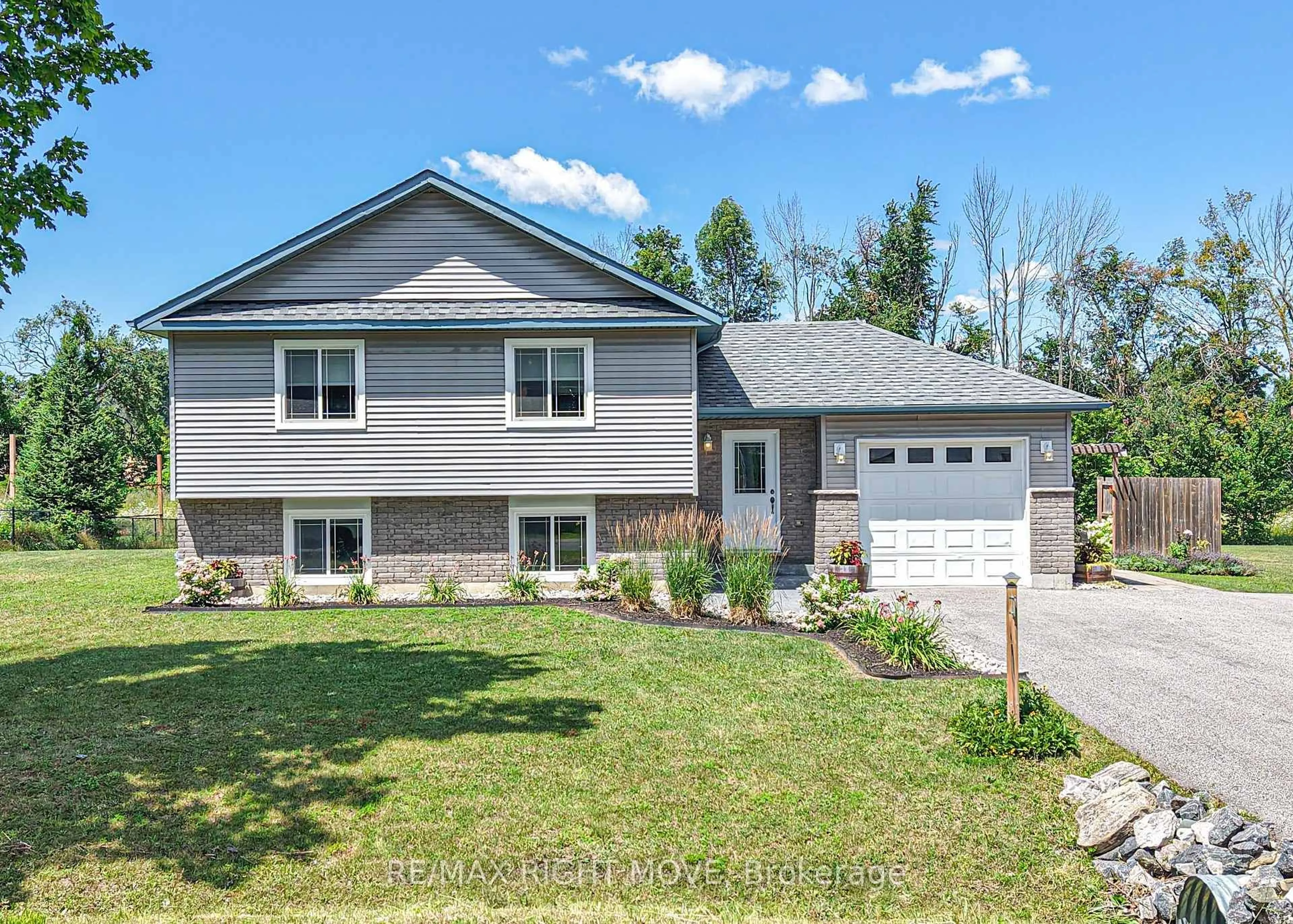 Home with vinyl exterior material, street for 1988 Warminster Sdrd, Oro-Medonte Ontario L3V 0K5