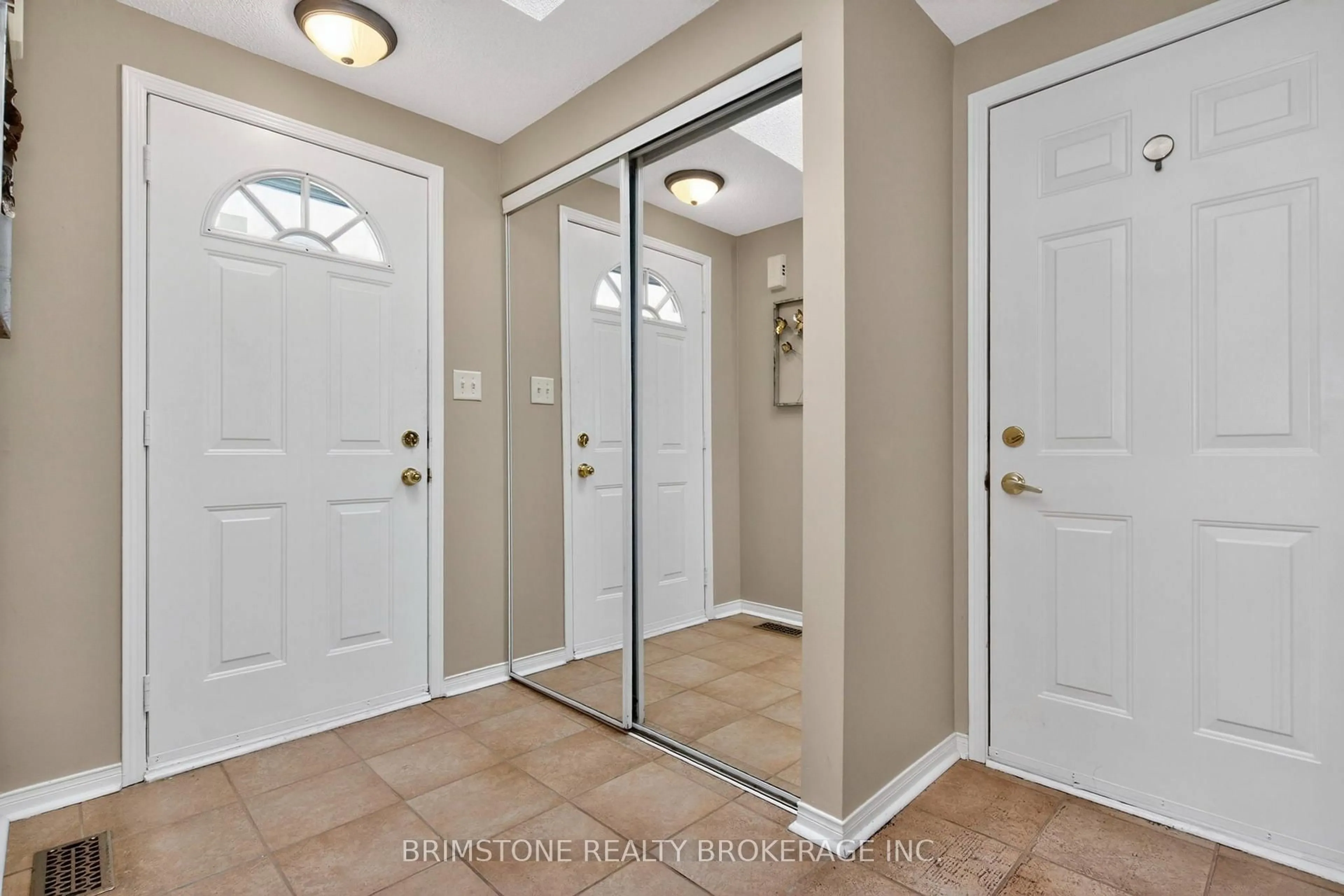 Indoor entryway for 9 Holly Meadow Rd, Barrie Ontario L4N 8S1