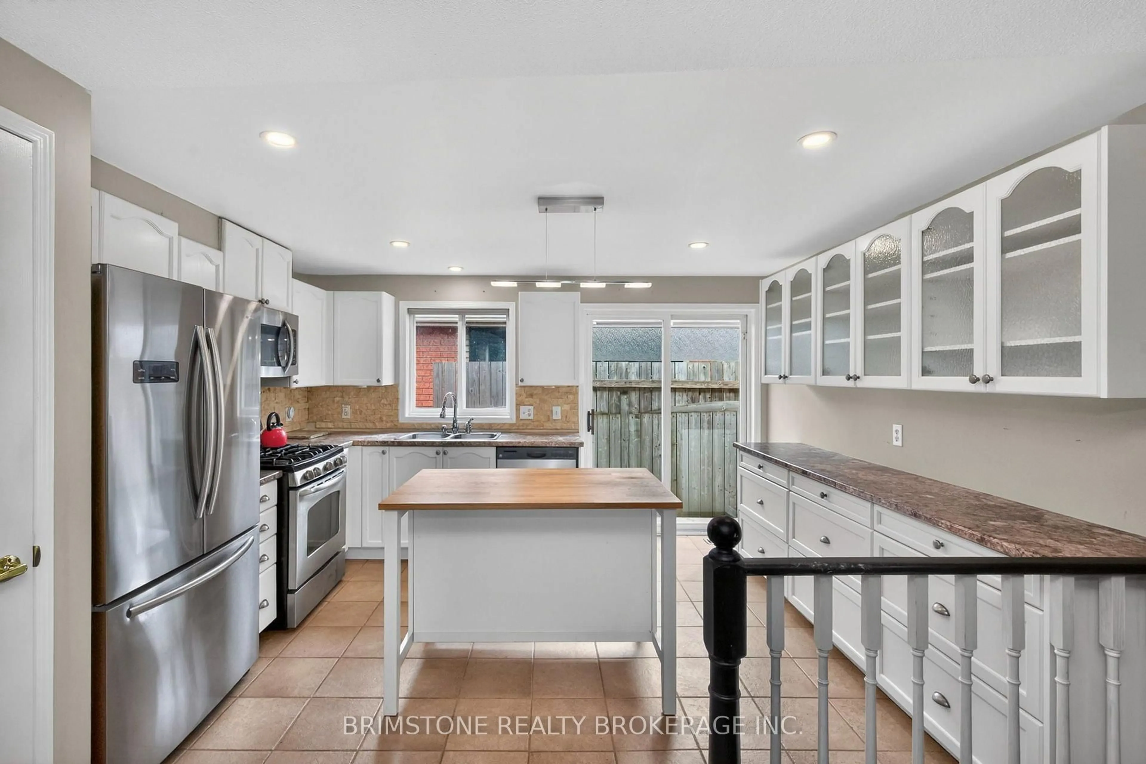 Open concept kitchen, ceramic/tile floor for 9 Holly Meadow Rd, Barrie Ontario L4N 8S1