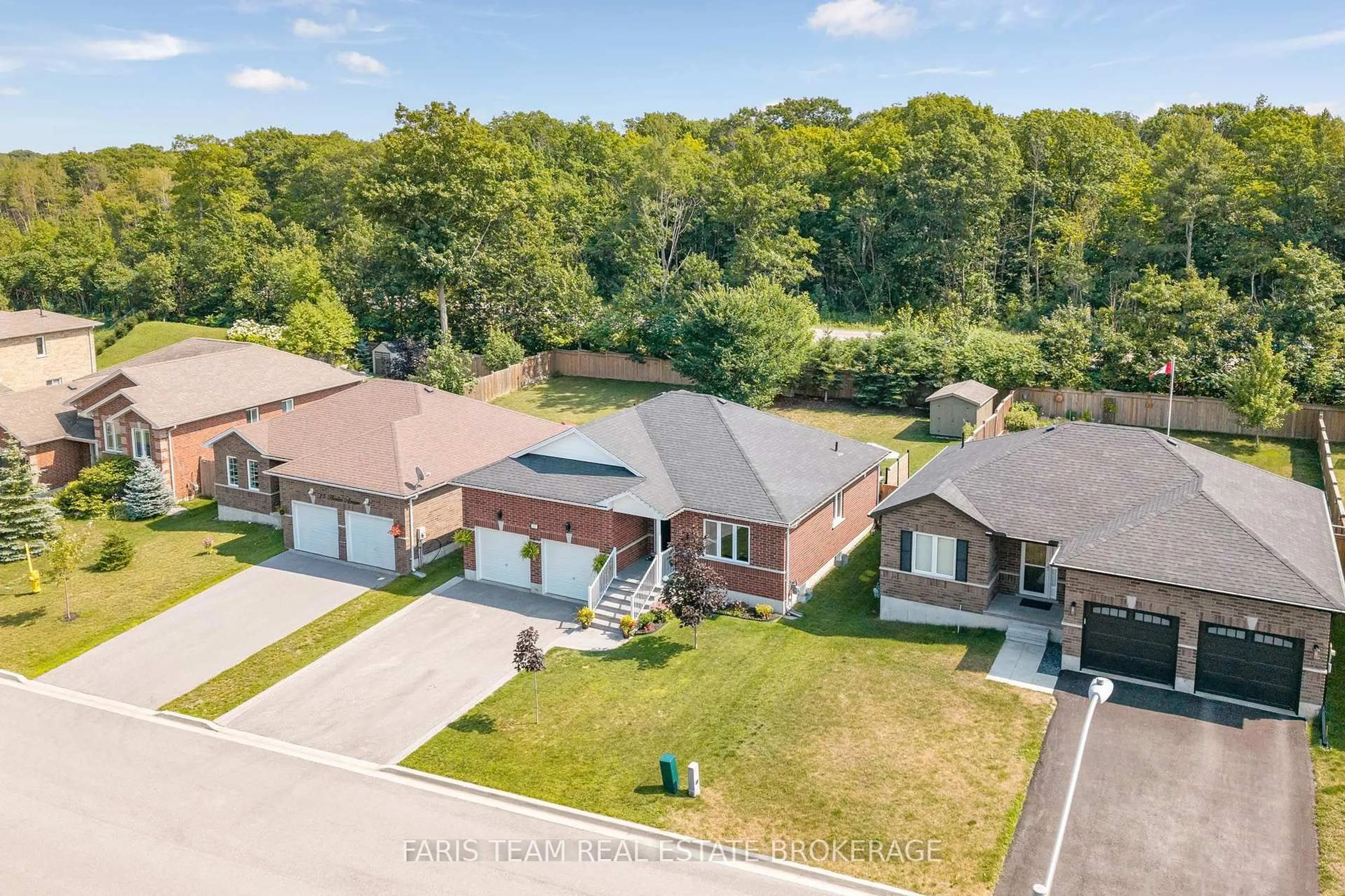 A pic from outside/outdoor area/front of a property/back of a property/a pic from drone, street for 17 Hunter Ave, Tay Ontario L0K 2A0