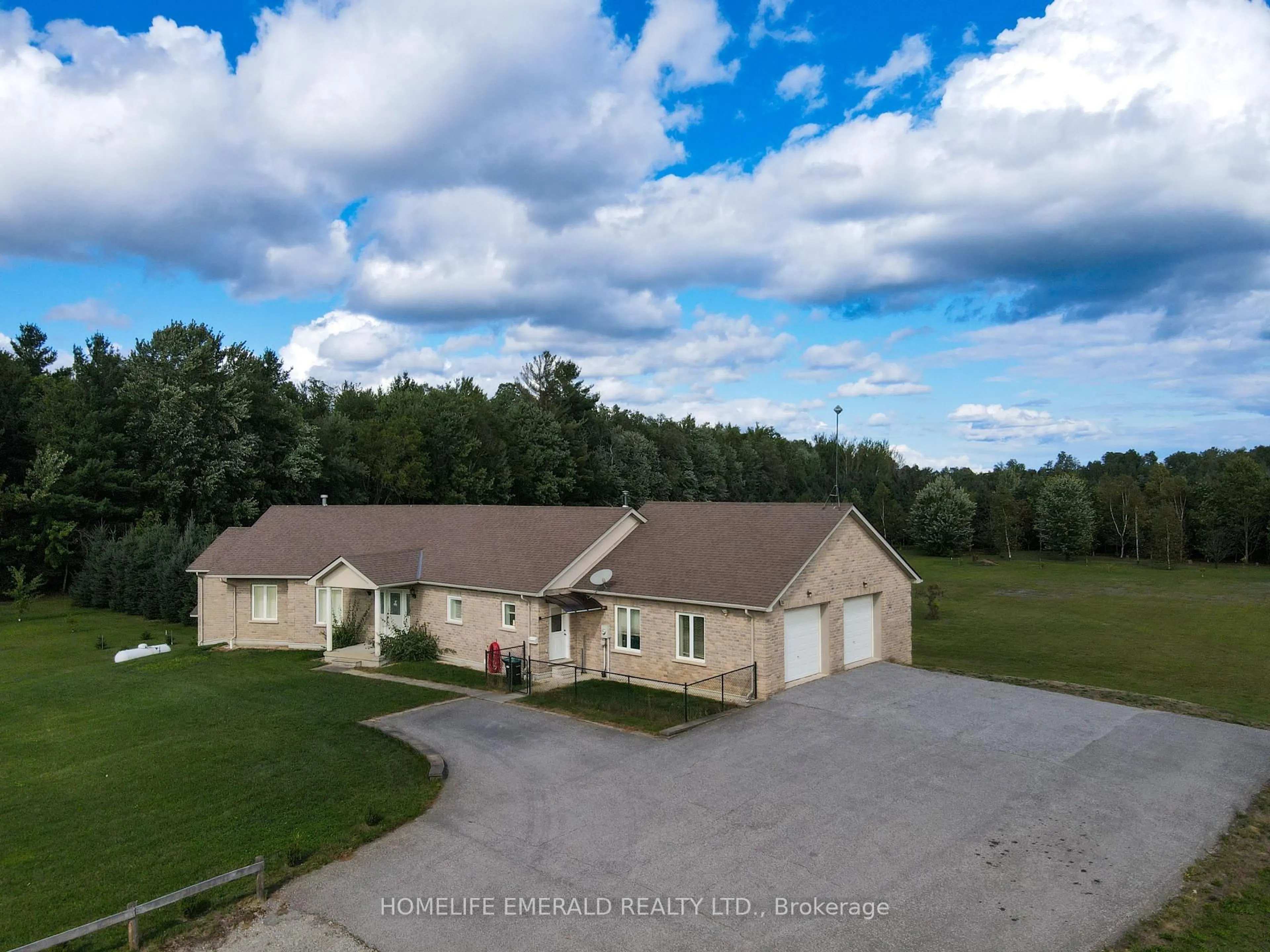 A pic from outside/outdoor area/front of a property/back of a property/a pic from drone, unknown for 3175 3/4 Concession, Clearview Ontario L0M 1N0