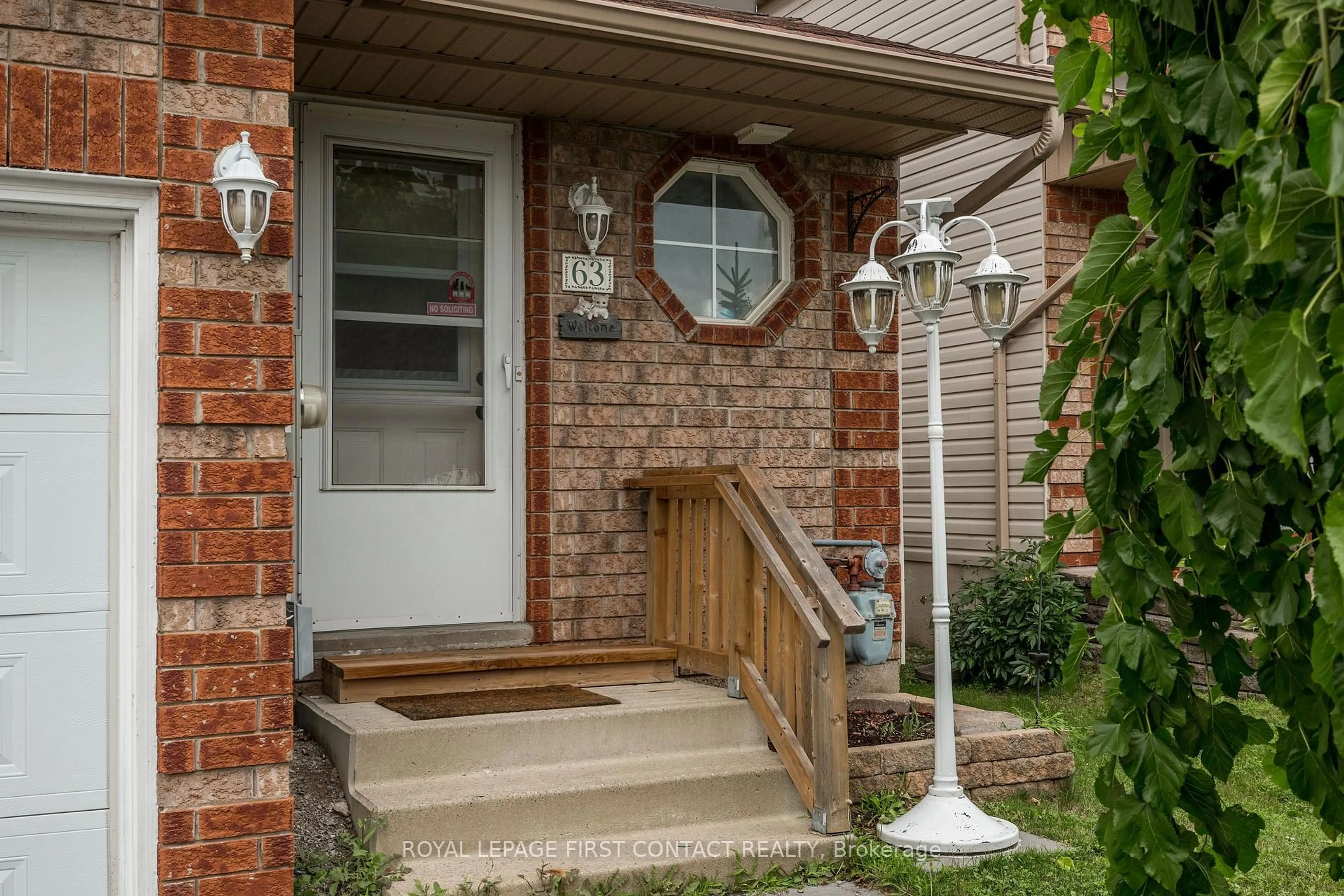 Indoor entryway for 63 Dunsmore Lane, Barrie Ontario L4M 6Z9