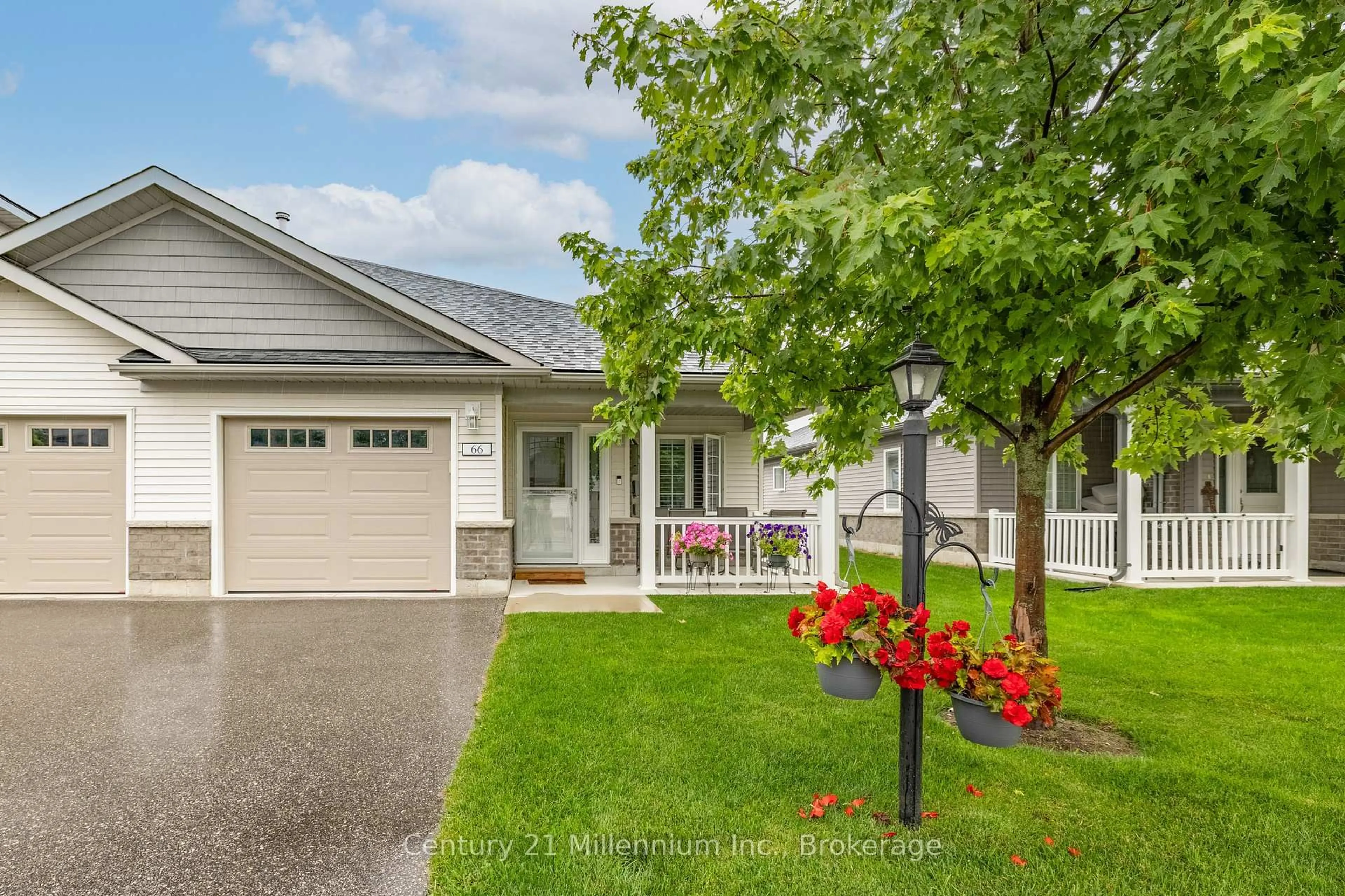 Home with vinyl exterior material, street for 66 Ivy Cres, Wasaga Beach Ontario L9Z 0H8