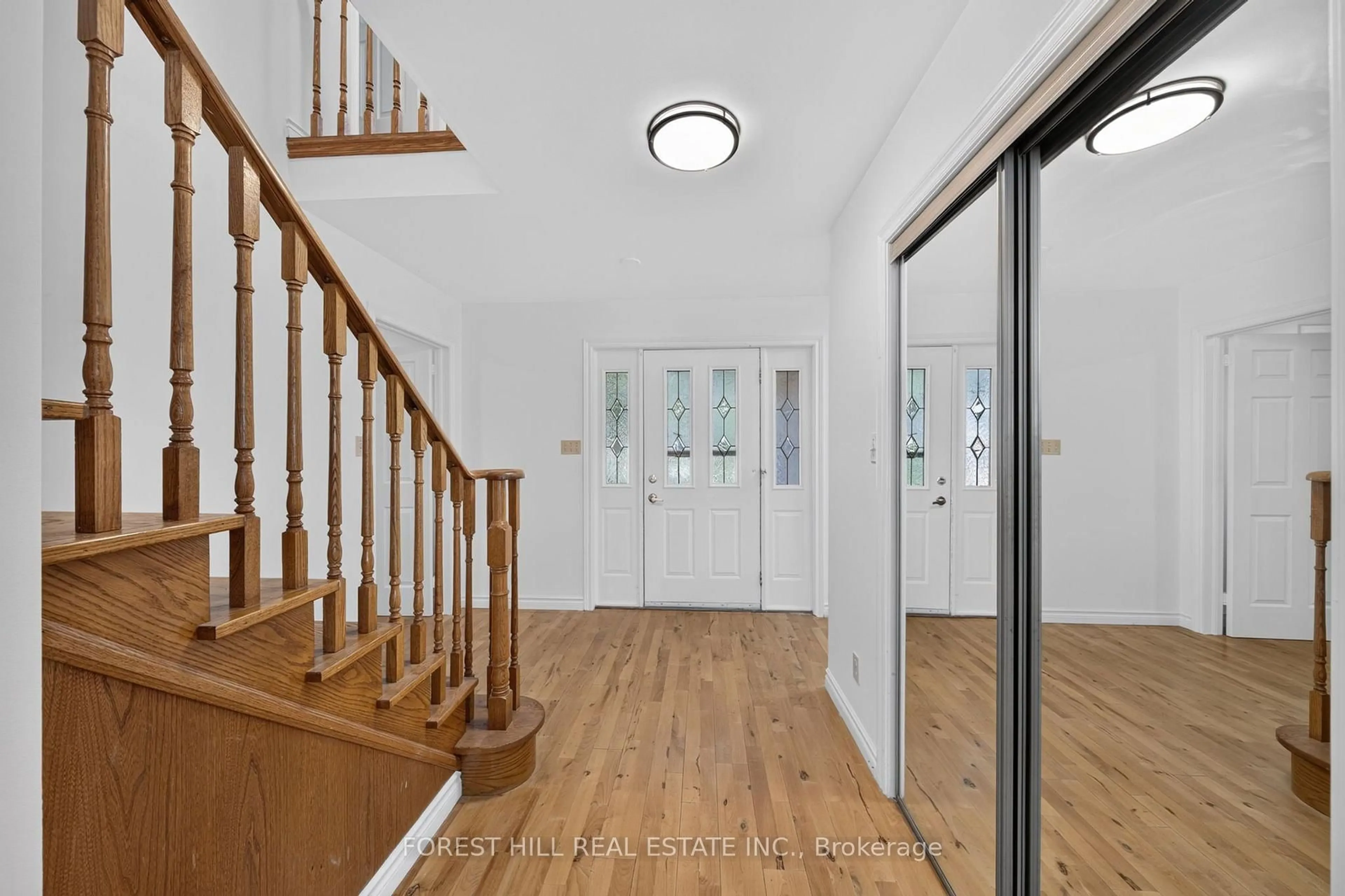 Indoor foyer for 2999 Lakeside Dr, Severn Ontario L3V 6H3