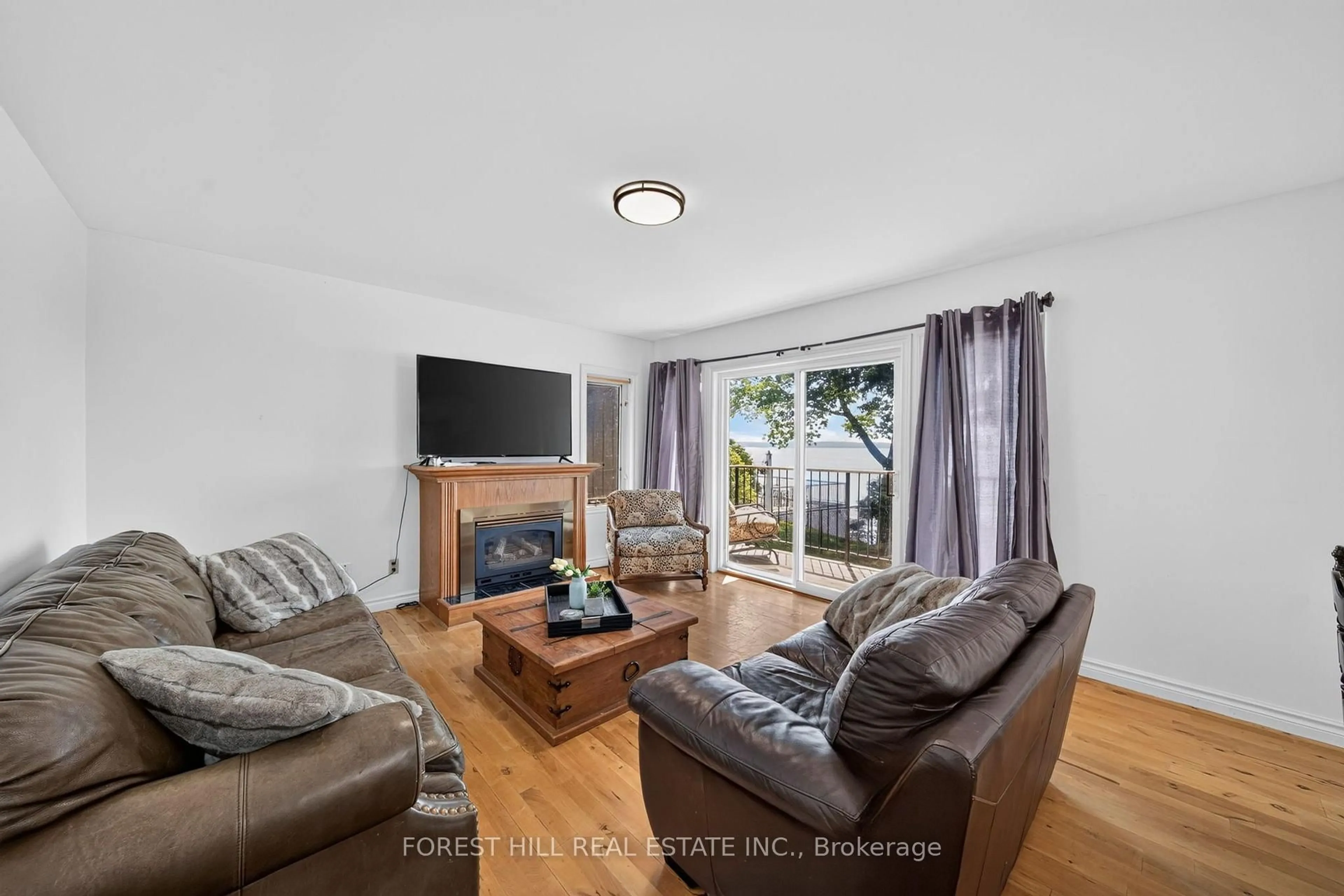 Living room with furniture, wood/laminate floor for 2999 Lakeside Dr, Severn Ontario L3V 6H3