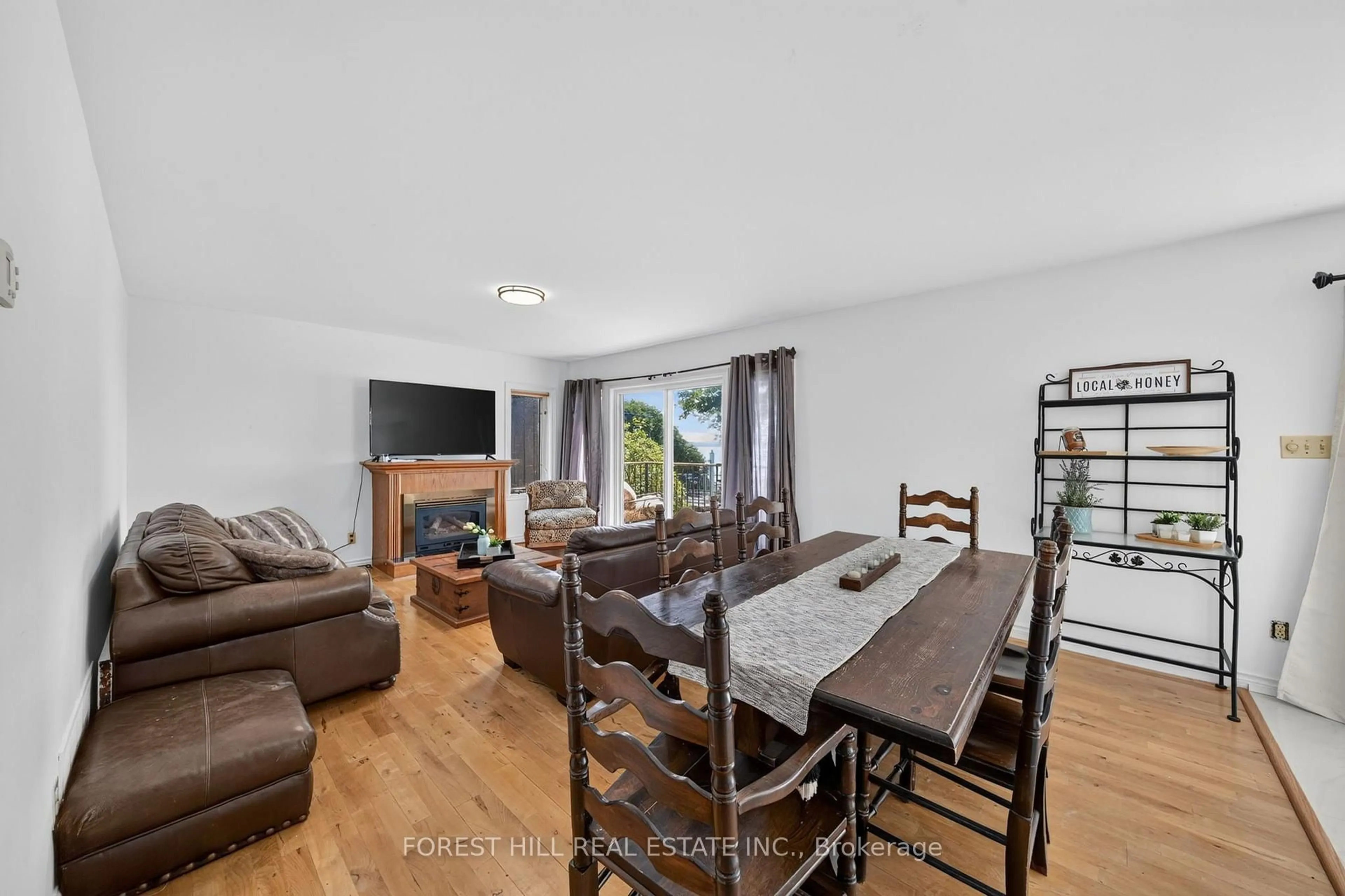 Living room with furniture, wood/laminate floor for 2999 Lakeside Dr, Severn Ontario L3V 6H3