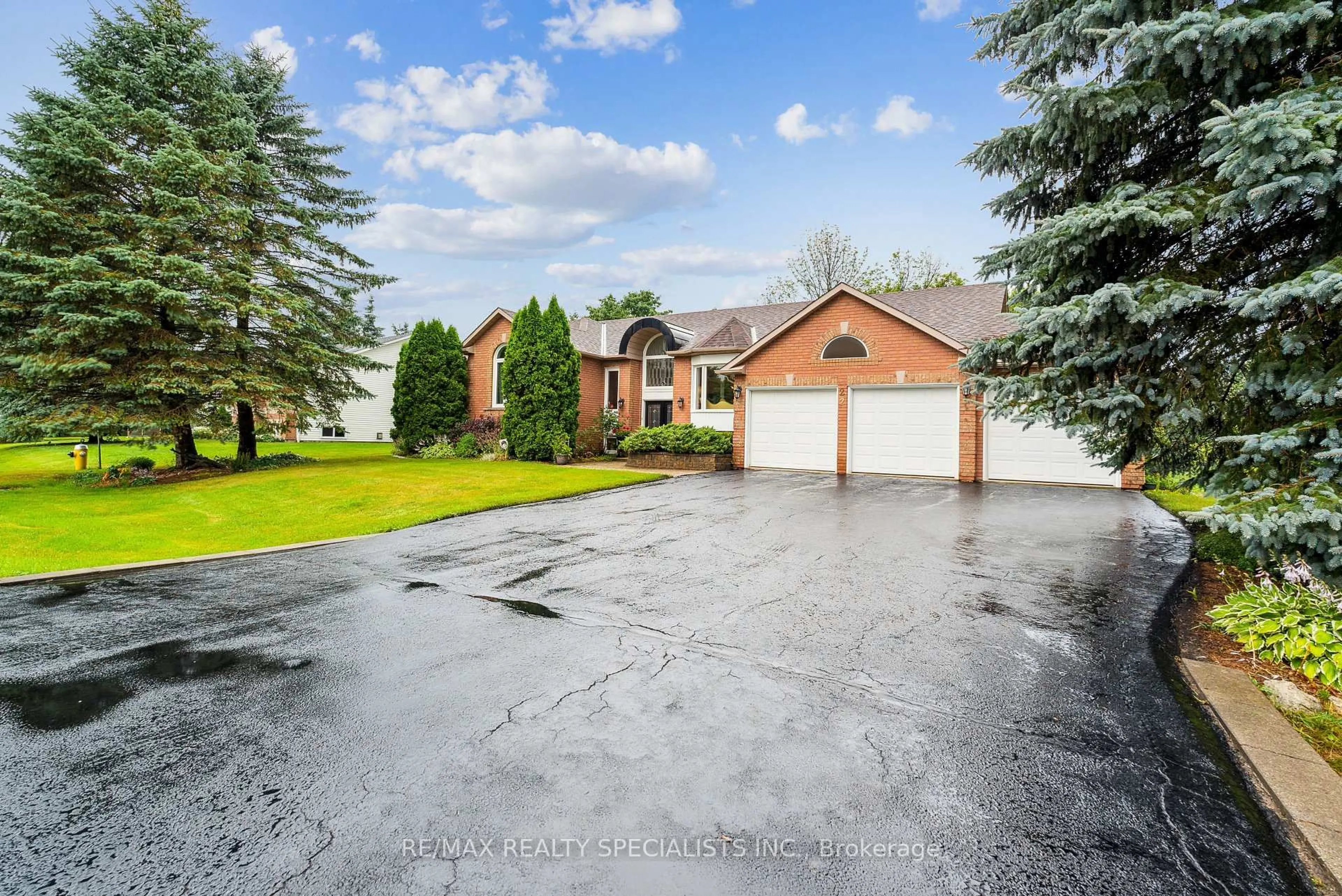 A pic from outside/outdoor area/front of a property/back of a property/a pic from drone, water/lake/river/ocean view for 22 Lamont Creek Dr, Wasaga Beach Ontario L9Z 1J9