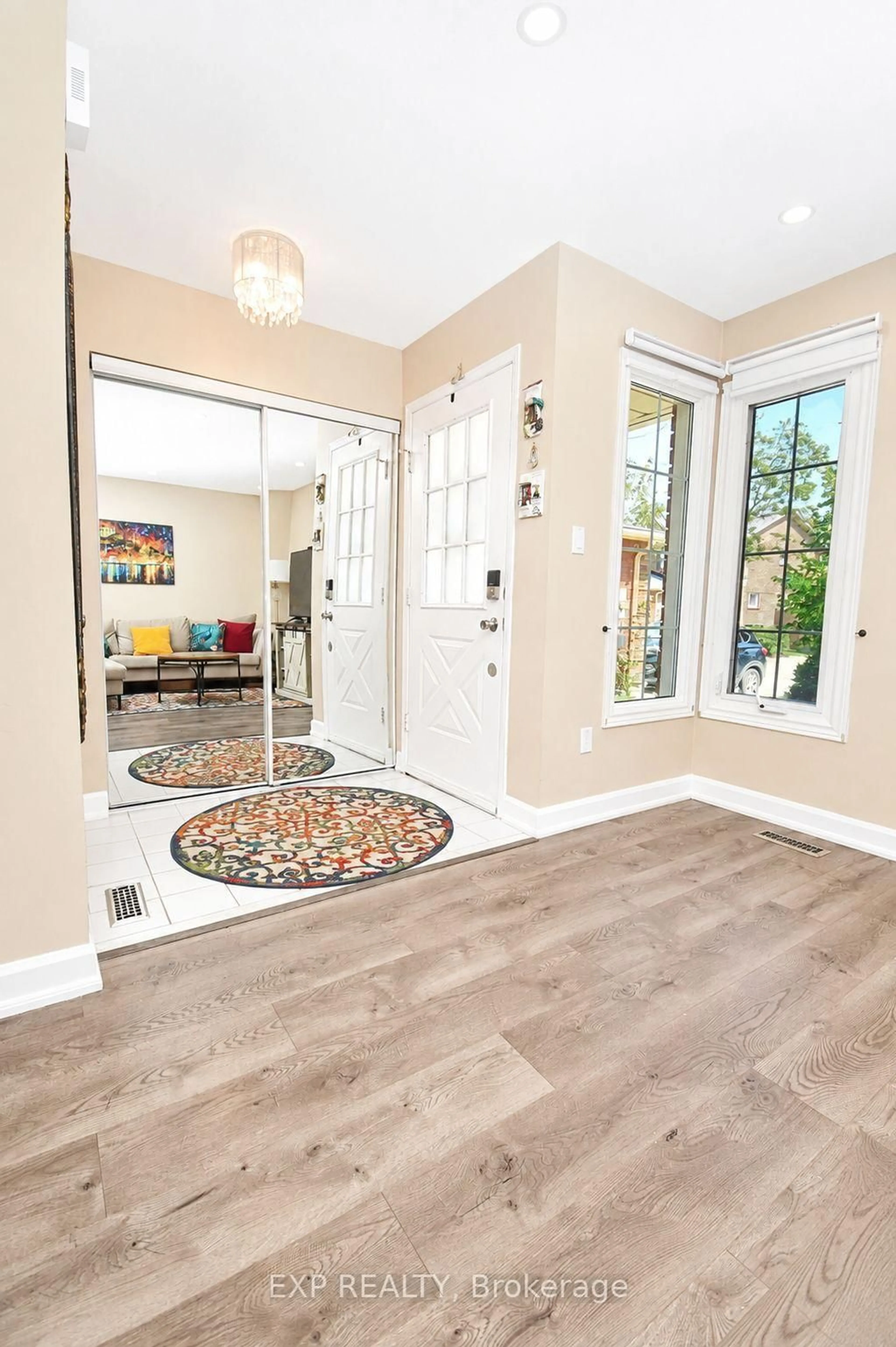 Indoor entryway for 165 Kozlov St #2, Barrie Ontario L4N 7M7