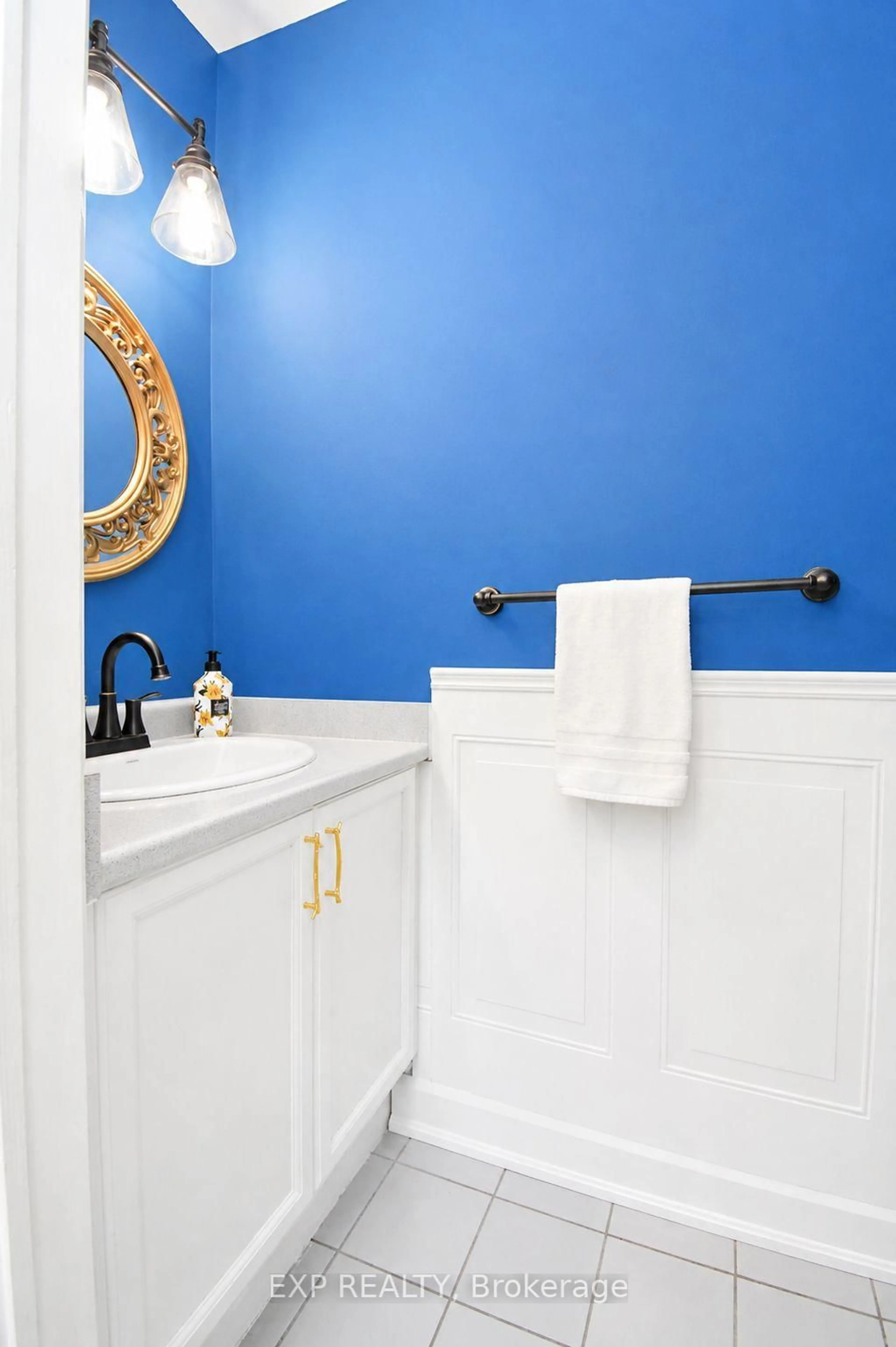 Contemporary bathroom, ceramic/tile floor for 165 Kozlov St #2, Barrie Ontario L4N 7M7