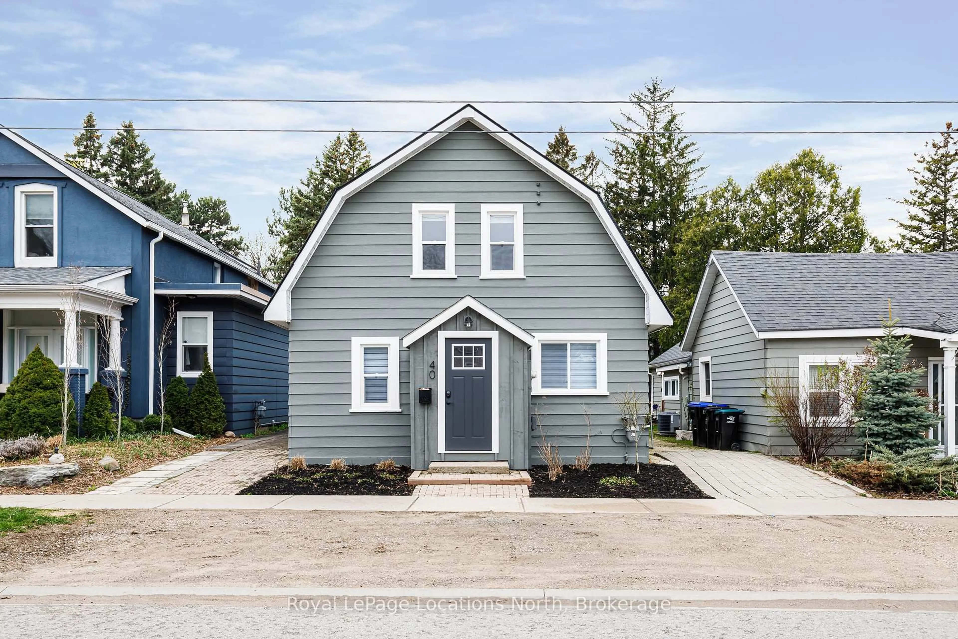 Home with vinyl exterior material, street for 40 Market St, Collingwood Ontario L9Y 3M6