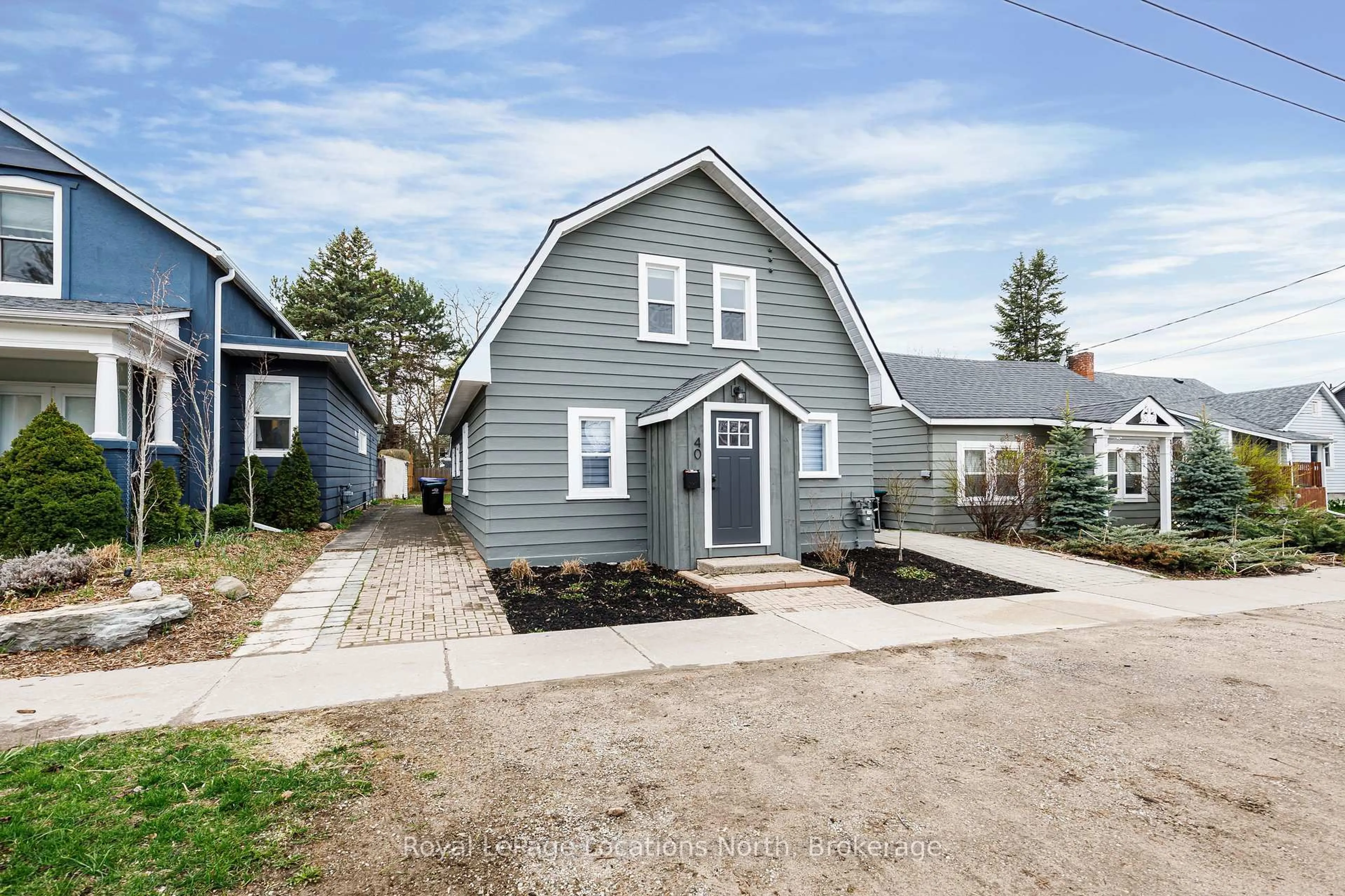 Home with vinyl exterior material, street for 40 Market St, Collingwood Ontario L9Y 3M6