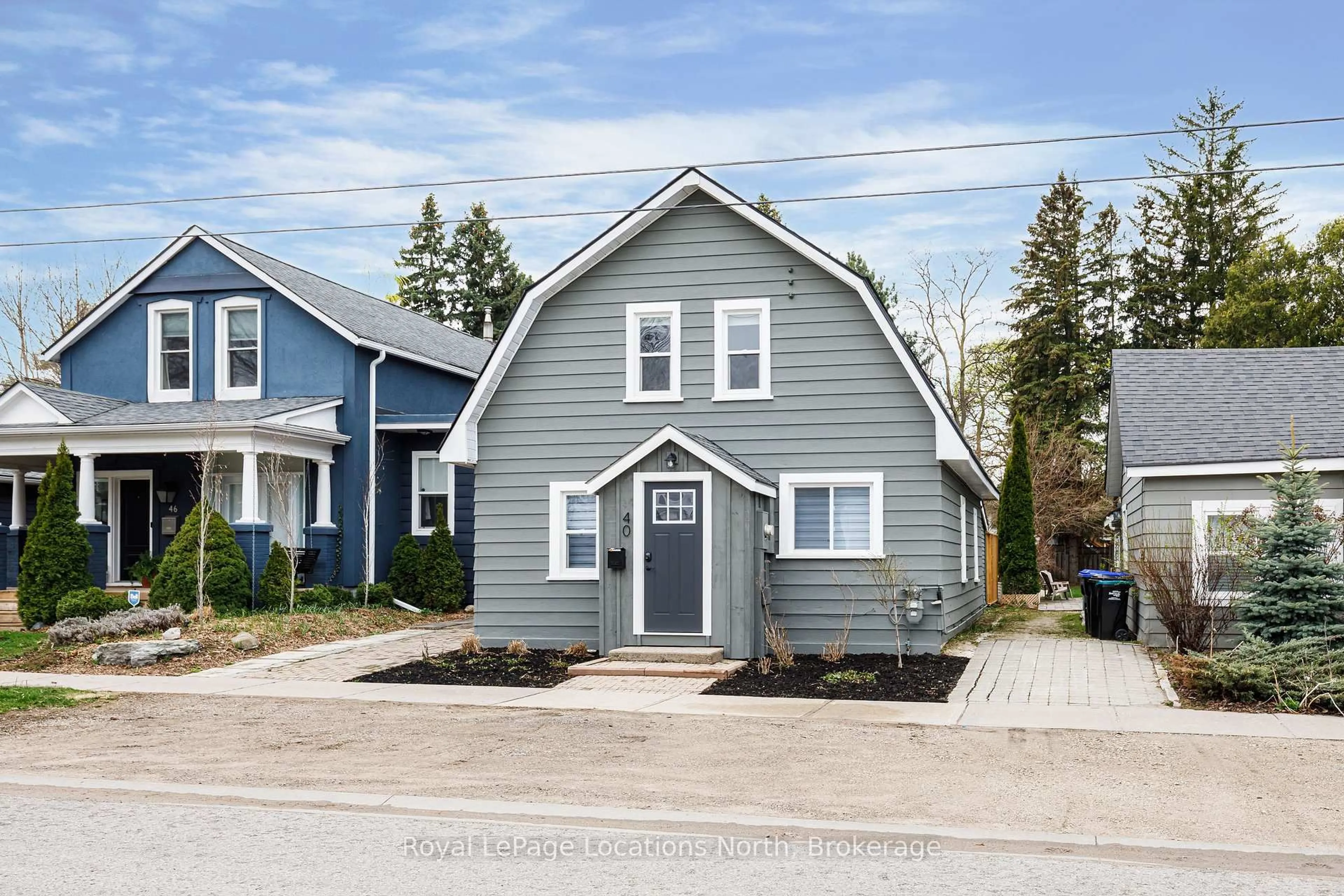 Home with vinyl exterior material, street for 40 Market St, Collingwood Ontario L9Y 3M6