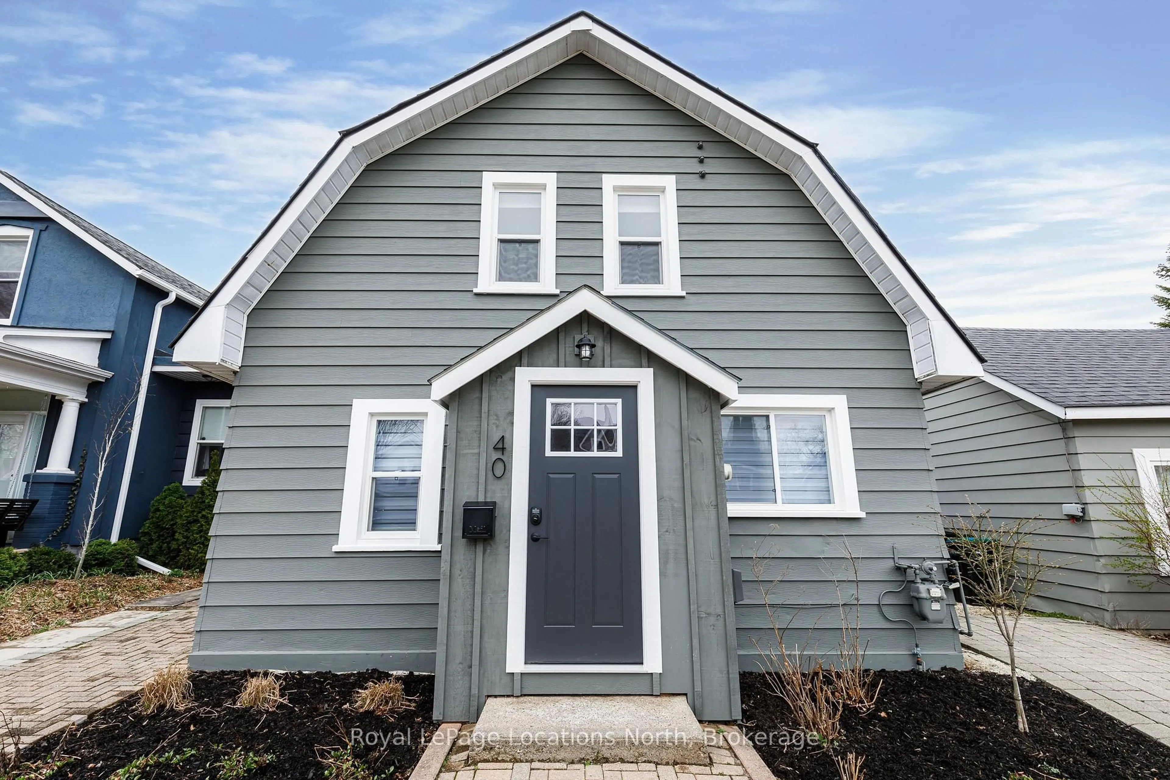 Home with vinyl exterior material, street for 40 Market St, Collingwood Ontario L9Y 3M6