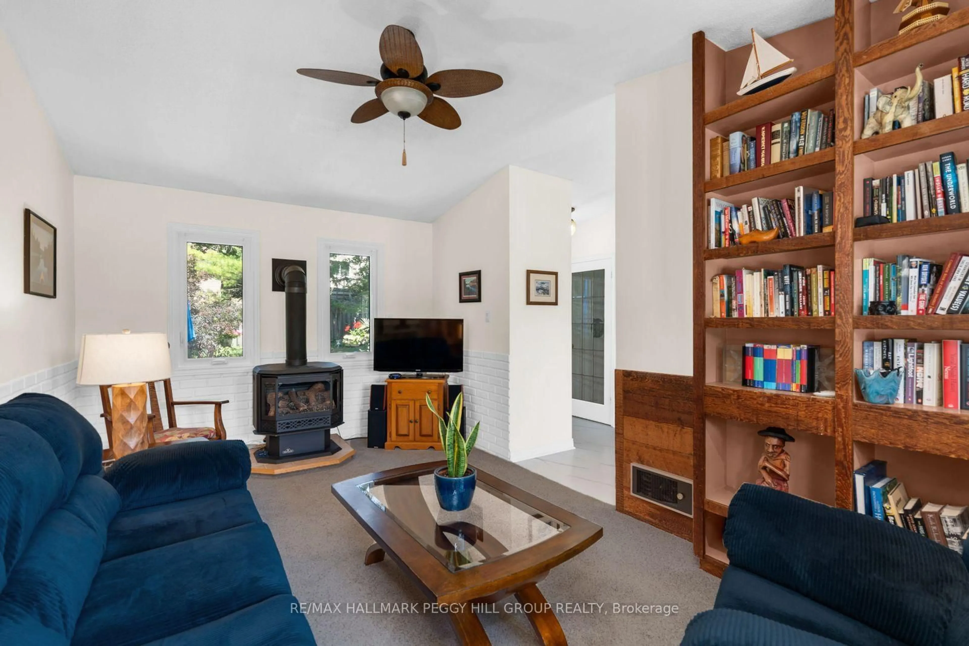 Living room with furniture, unknown for 6 Oren Blvd, Barrie Ontario L4N 4M1