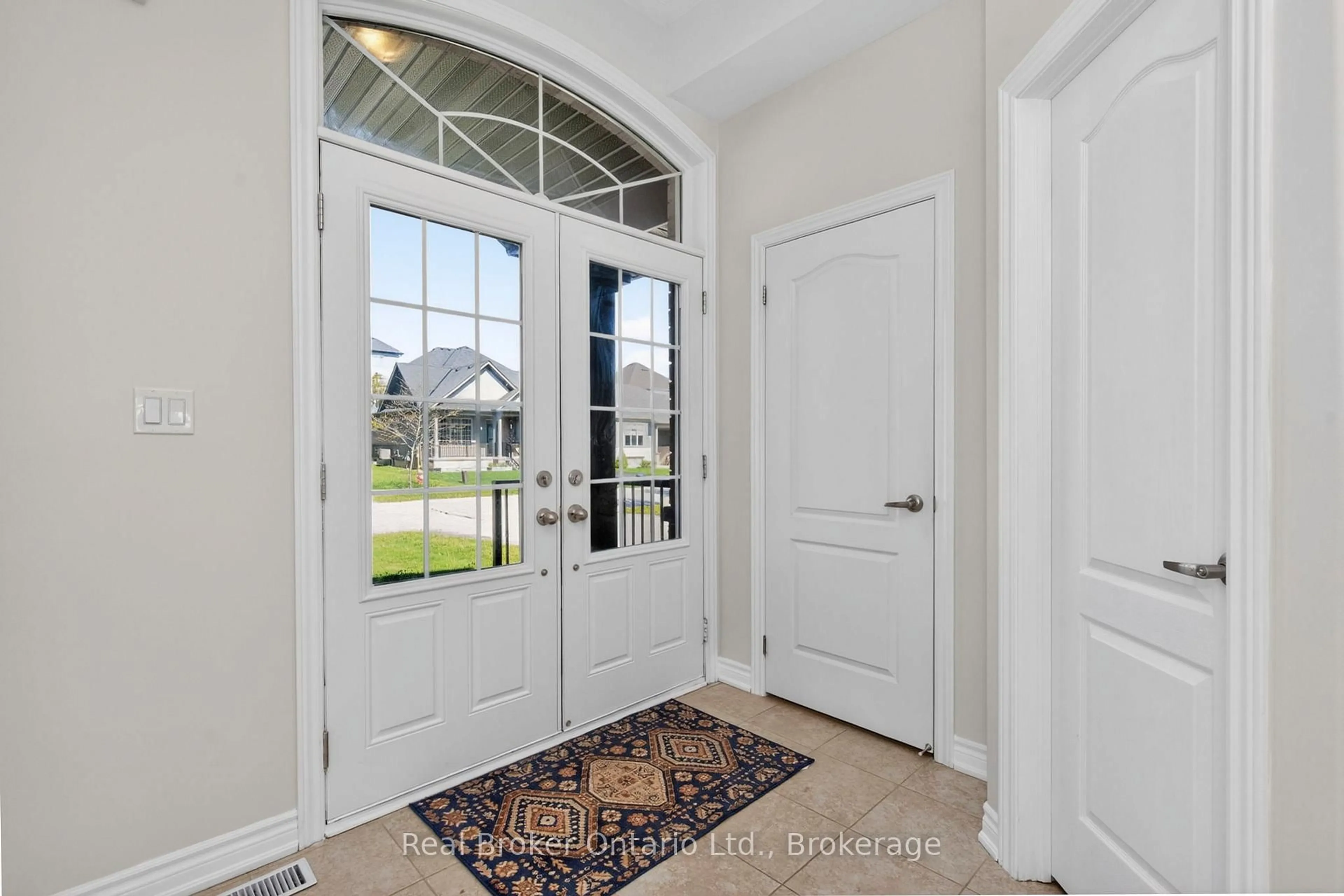 Indoor entryway for 3135 Emperor Dr, Orillia Ontario L3V 0G4