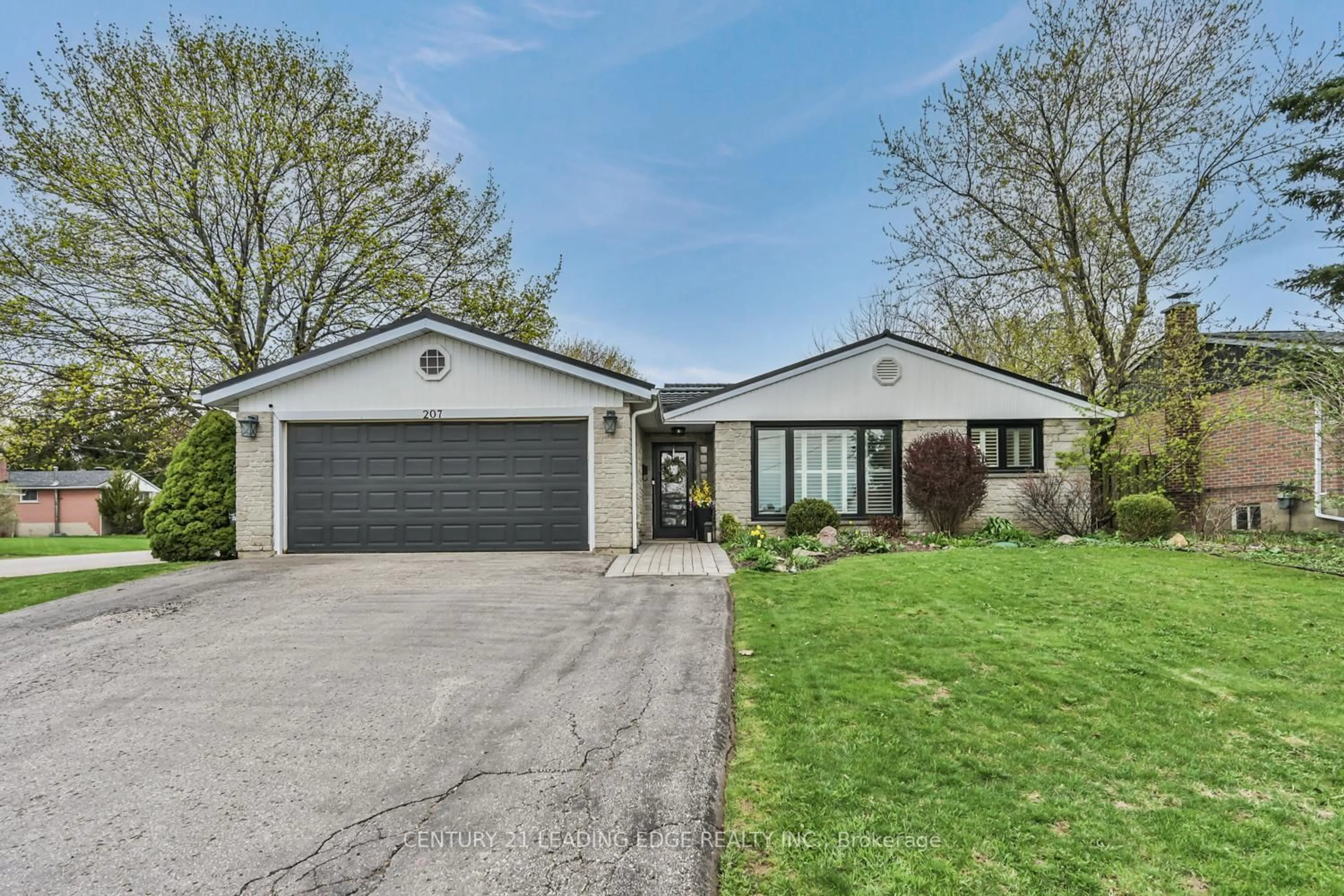 Home with vinyl exterior material, street for 207 Yeates Ave, Barrie Ontario L4N 4C5