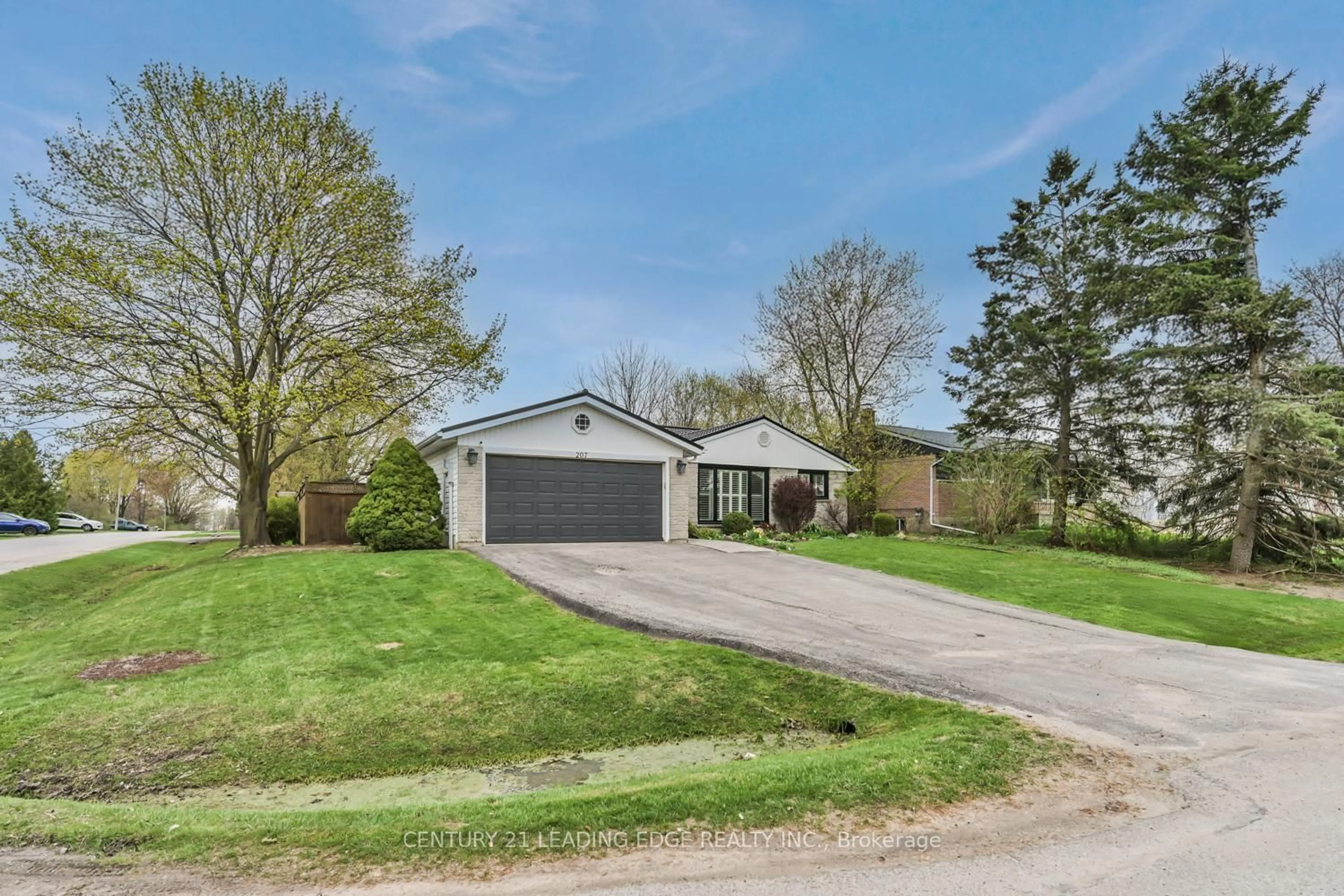 A pic from outside/outdoor area/front of a property/back of a property/a pic from drone, street for 207 Yeates Ave, Barrie Ontario L4N 4C5