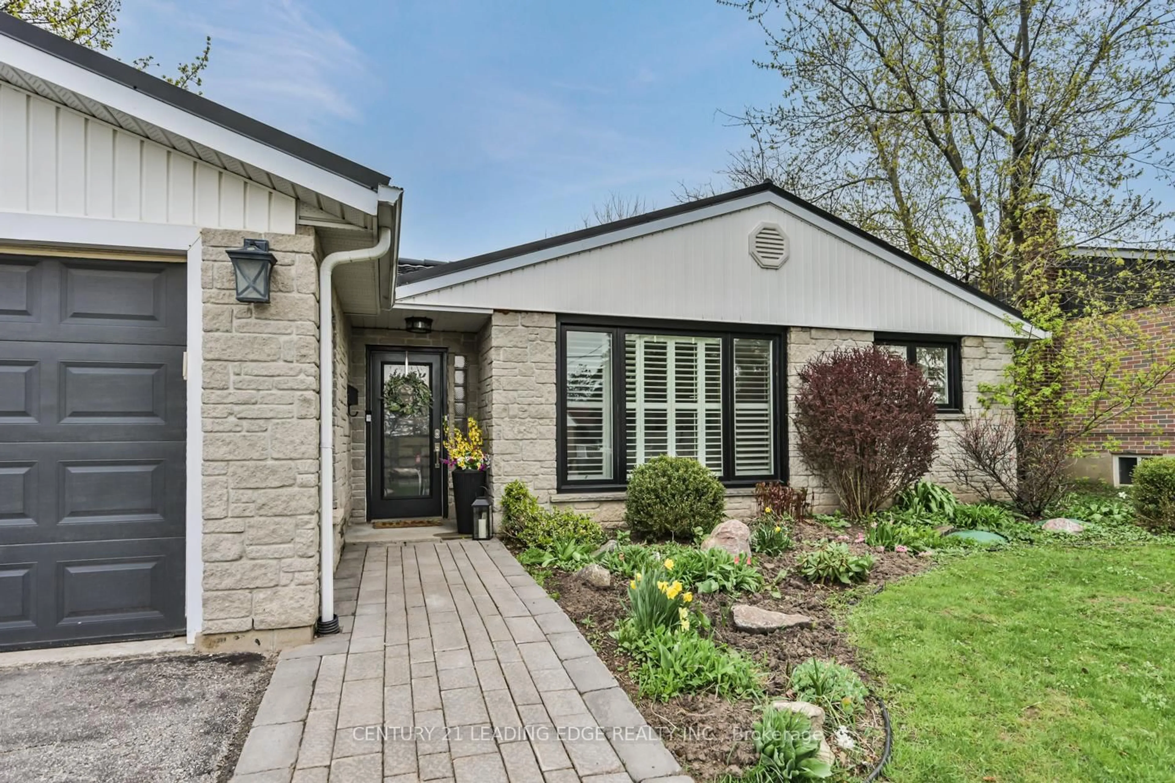 Home with brick exterior material, street for 207 Yeates Ave, Barrie Ontario L4N 4C5