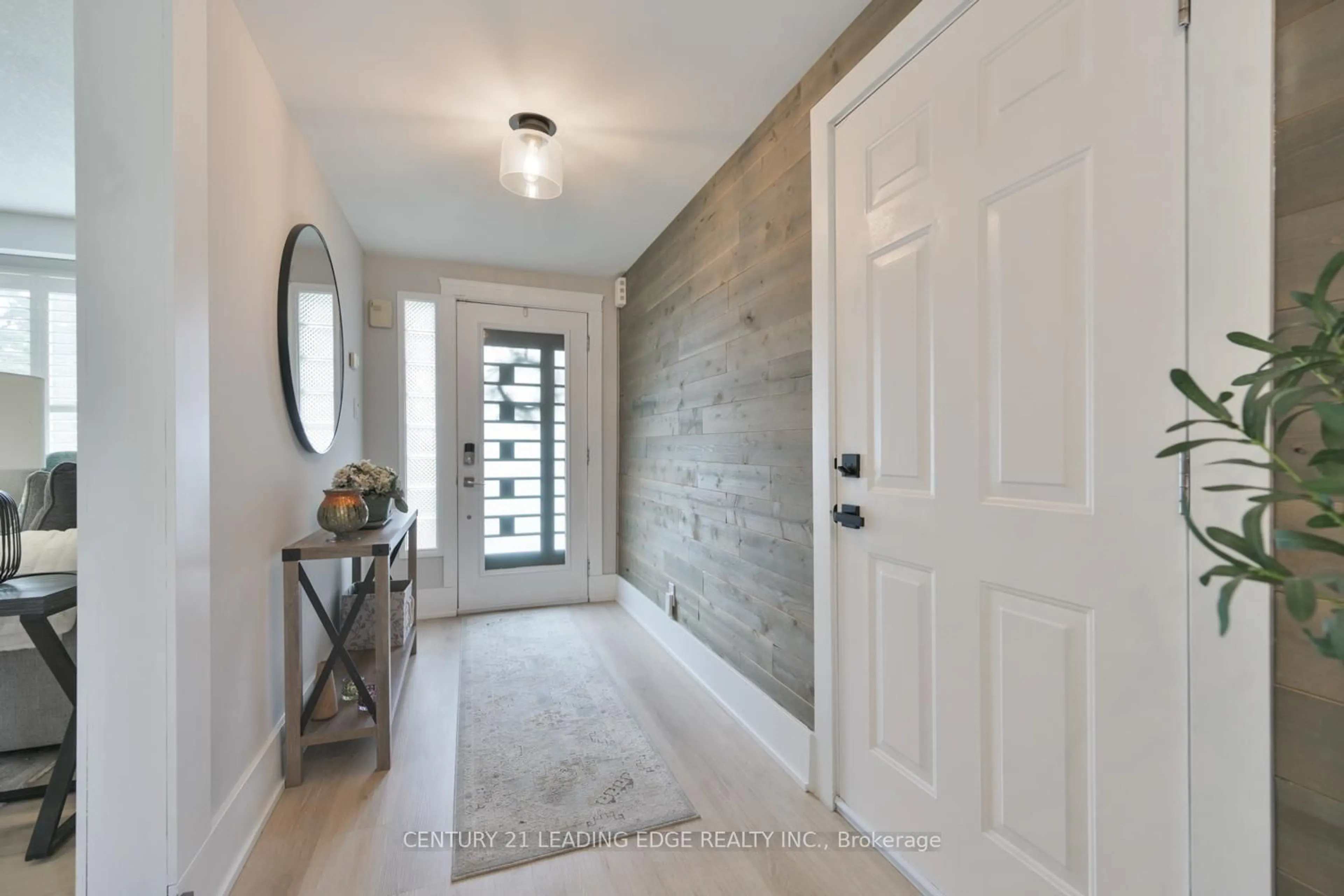 Indoor entryway for 207 Yeates Ave, Barrie Ontario L4N 4C5