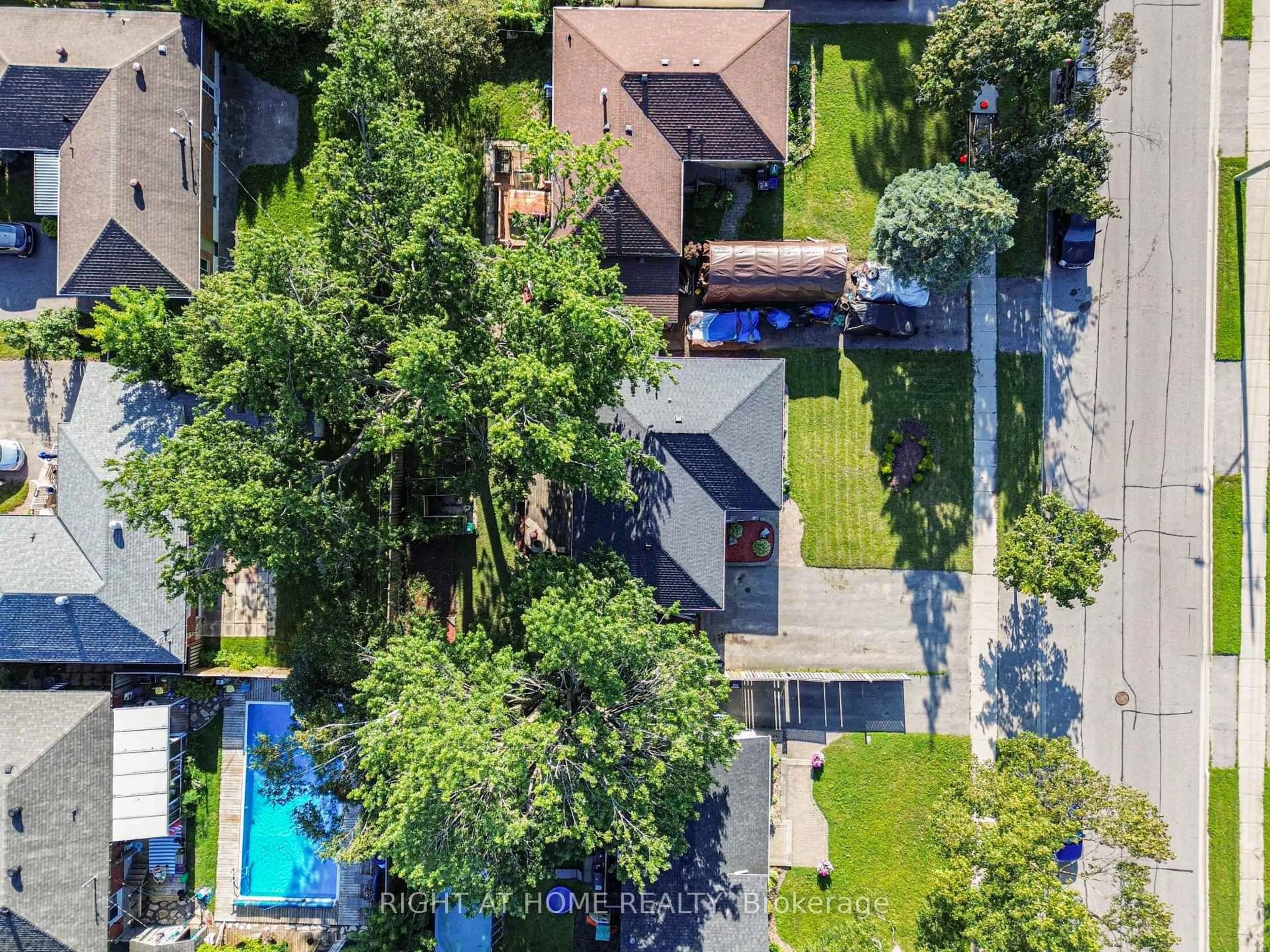 A pic from outside/outdoor area/front of a property/back of a property/a pic from drone, street for 201 Steel St, Barrie Ontario L4M 2G8