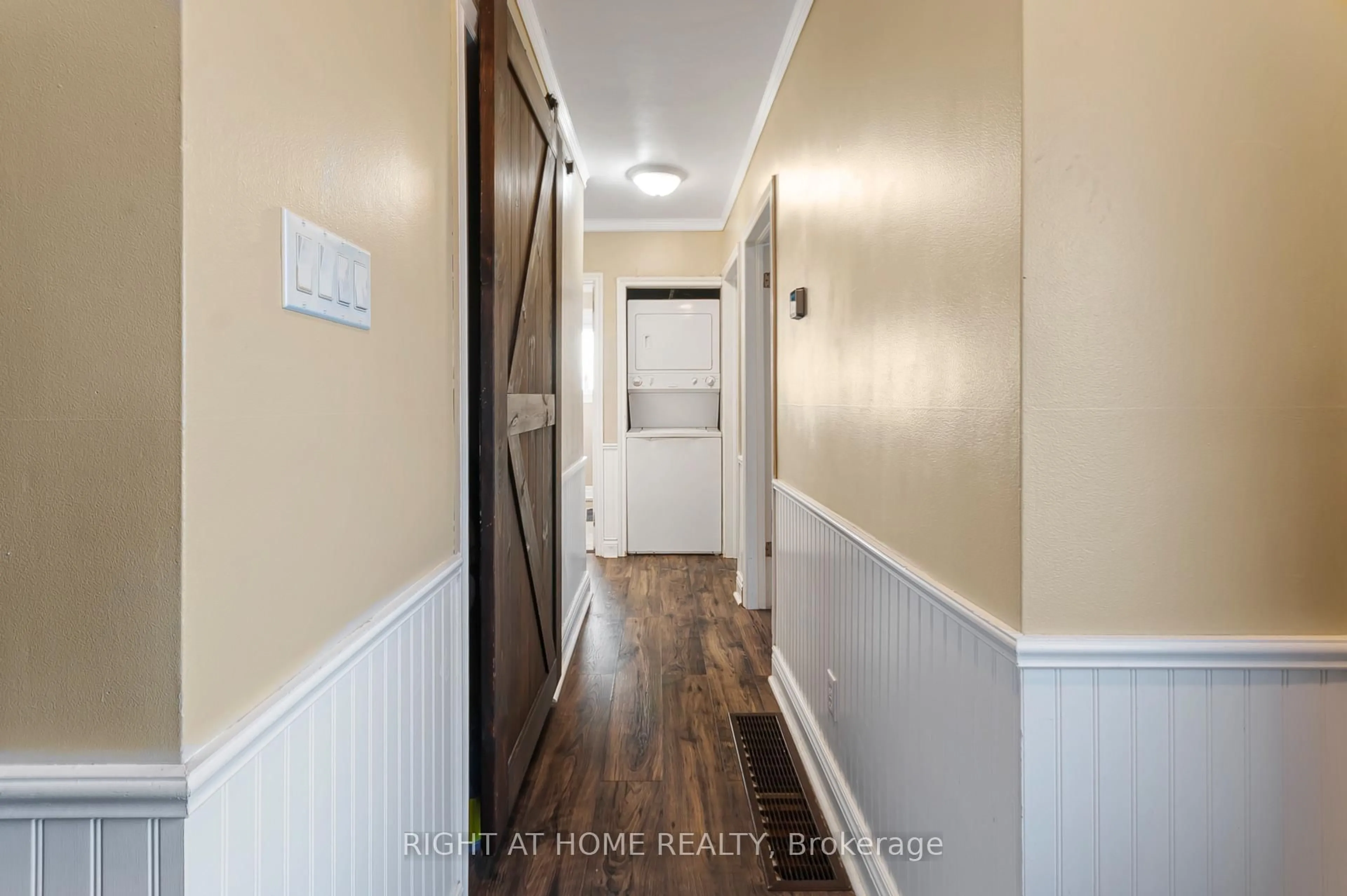 Indoor entryway for 201 Steel St, Barrie Ontario L4M 2G8