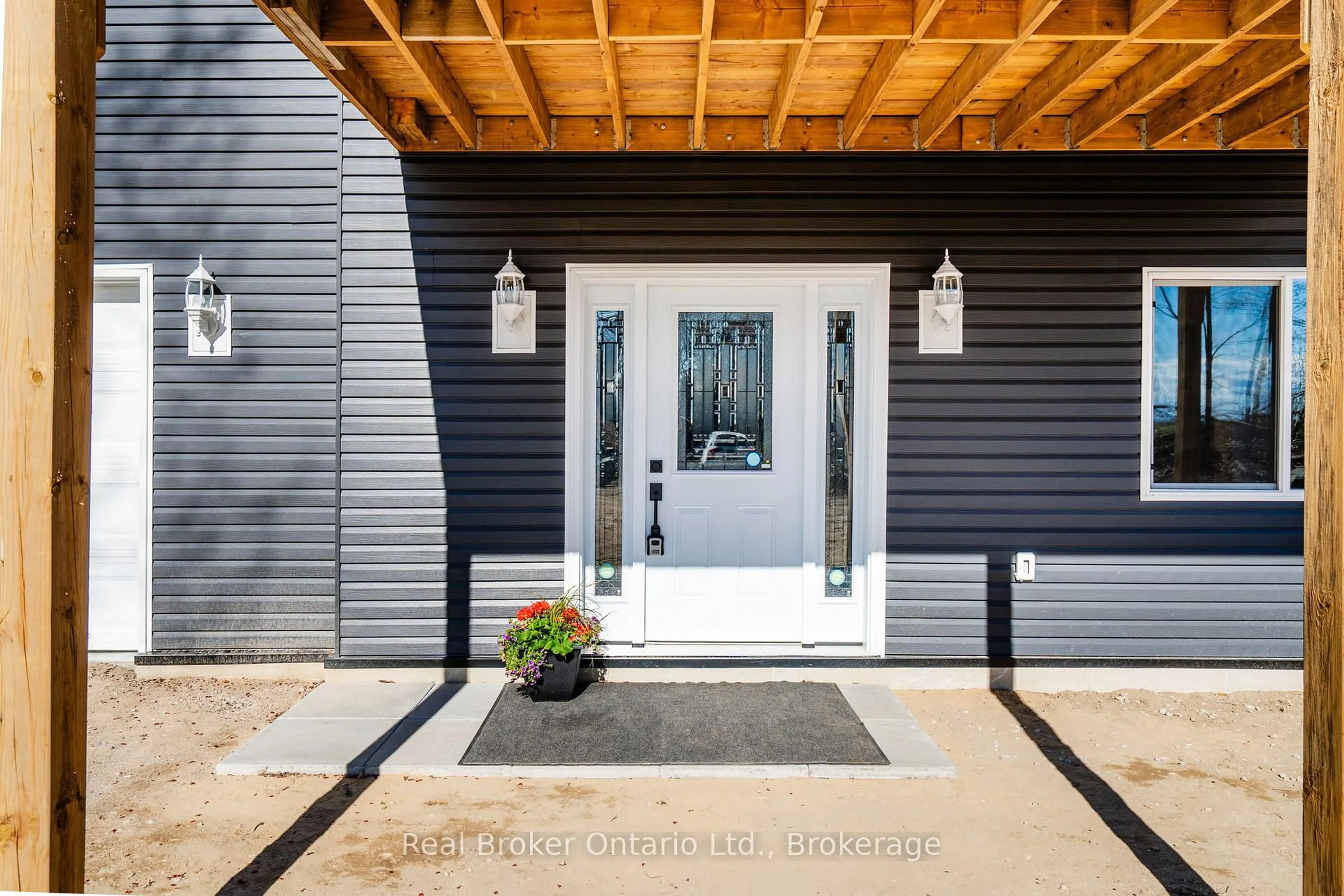 Indoor entryway for 90 14 Concession, Tiny Ontario L9M 2H7