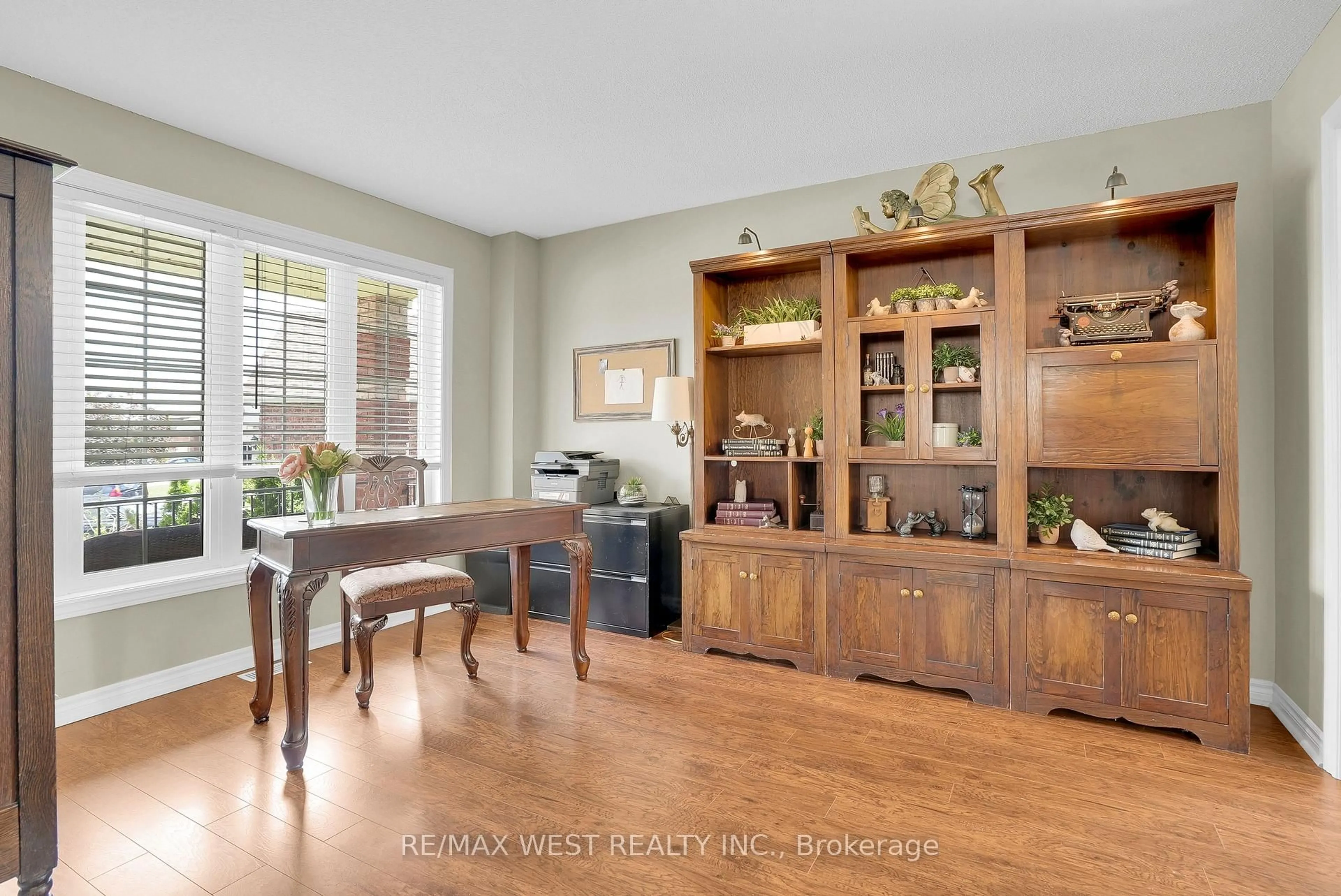 Open concept kitchen, wood/laminate floor for 45 Carley Cres, Barrie Ontario L4N 0M8