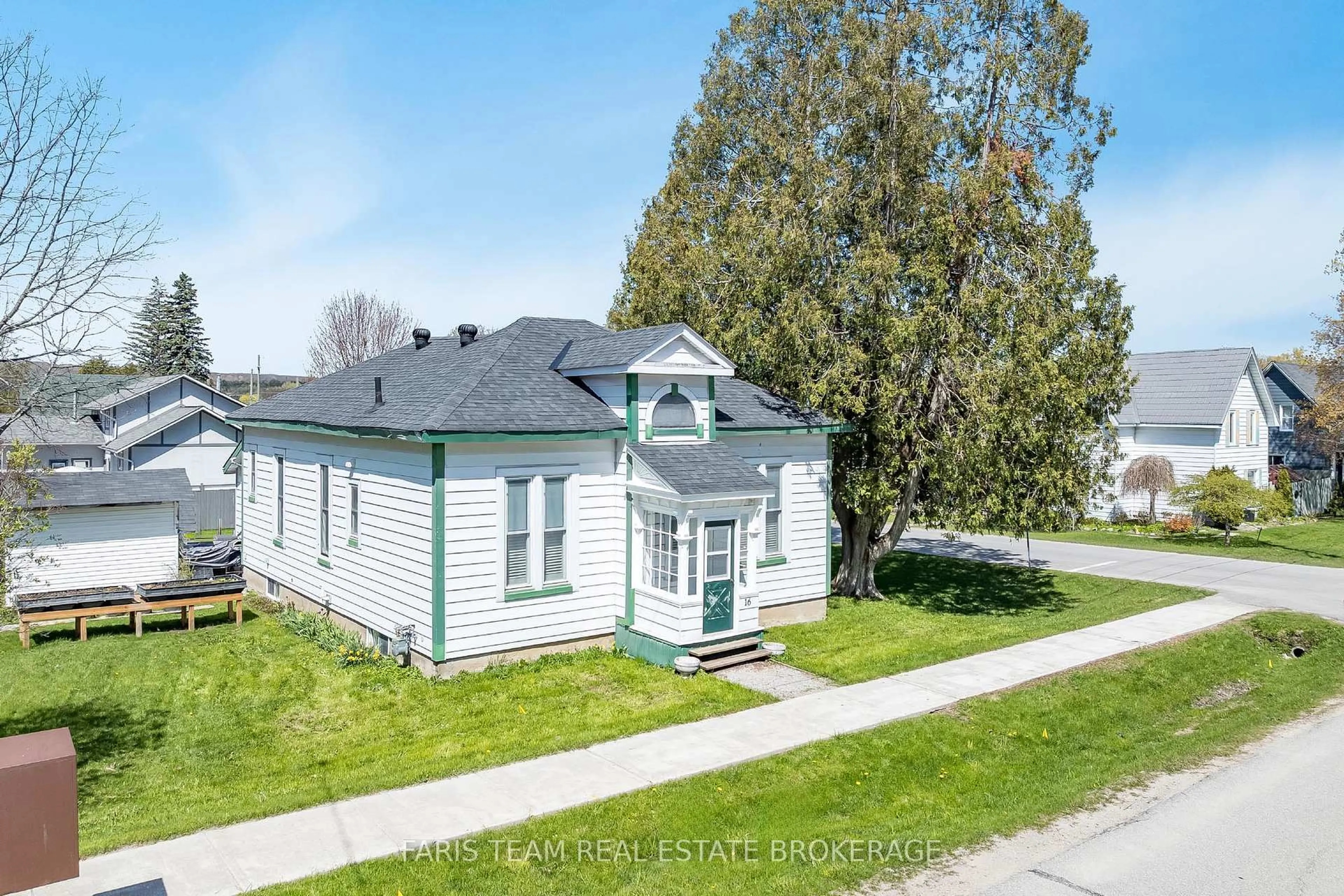A pic from outside/outdoor area/front of a property/back of a property/a pic from drone, street for 16 Peel St, Penetanguishene Ontario L9M 1A6