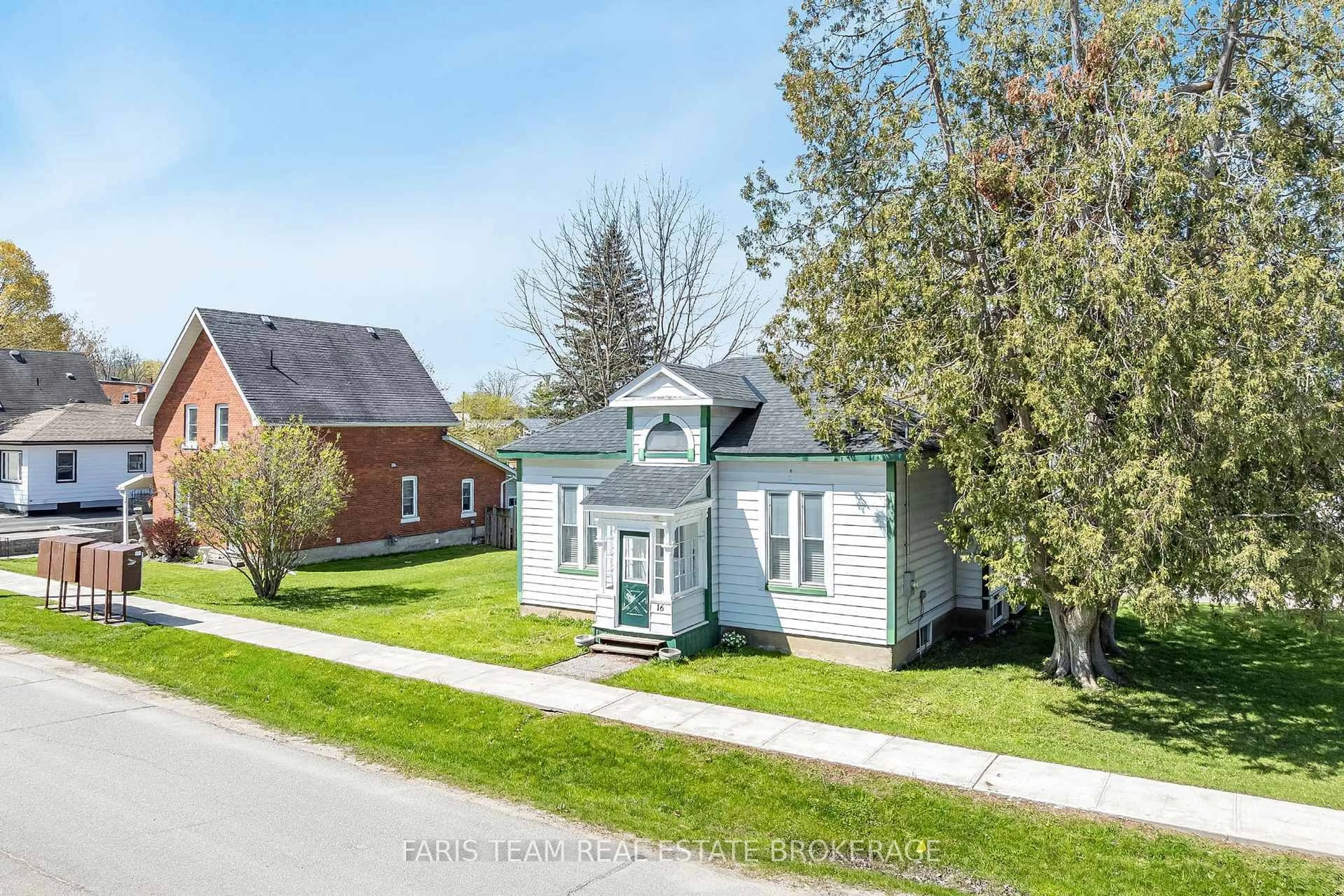 A pic from outside/outdoor area/front of a property/back of a property/a pic from drone, street for 16 Peel St, Penetanguishene Ontario L9M 1A6