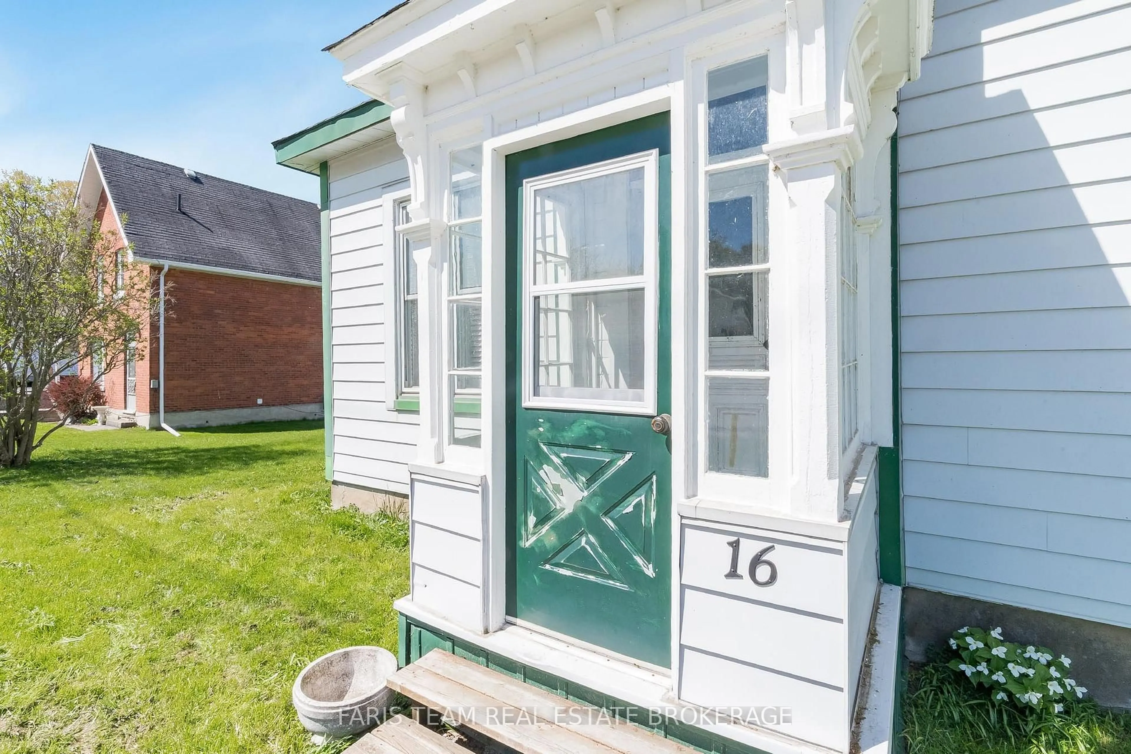 Home with vinyl exterior material, street for 16 Peel St, Penetanguishene Ontario L9M 1A6