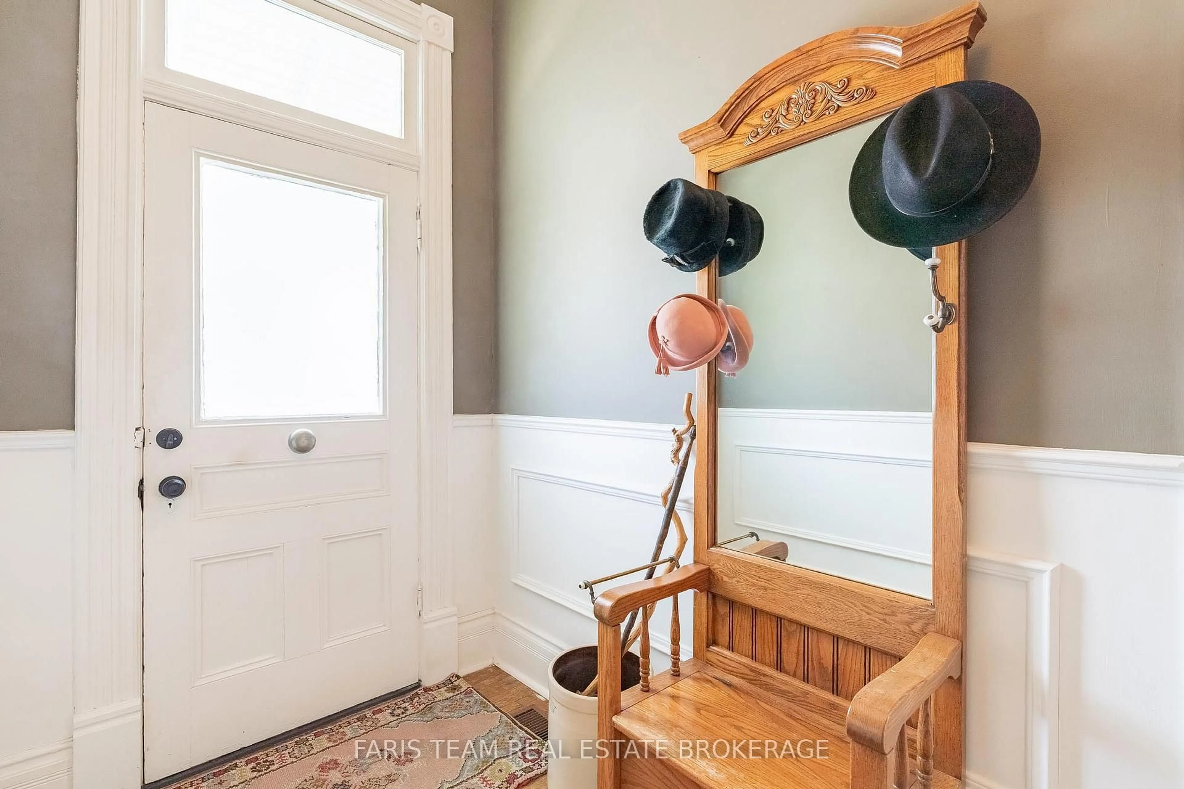 Indoor entryway for 16 Peel St, Penetanguishene Ontario L9M 1A6