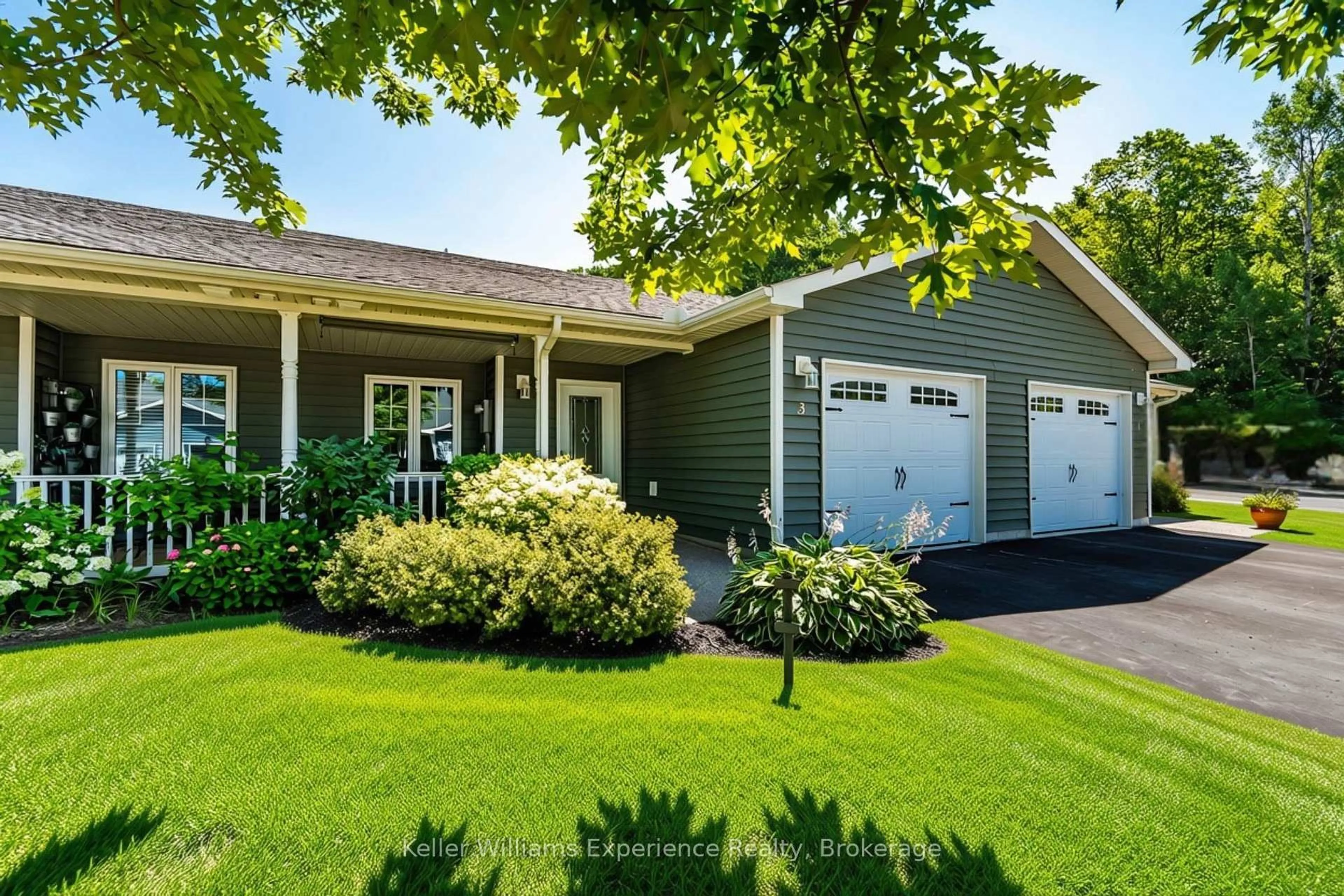 Home with vinyl exterior material, street for 3 Chamberlain Cres, Penetanguishene Ontario L9M 0A5