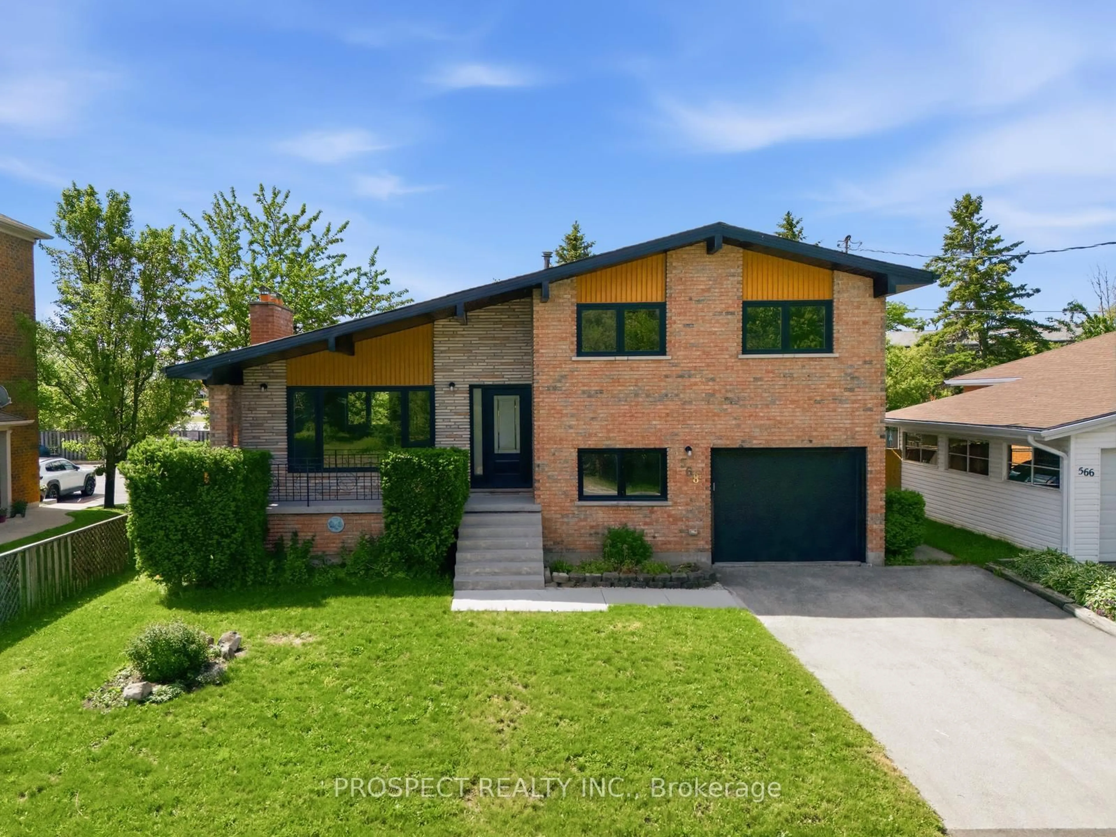 Home with brick exterior material, street for 568 Simcoe St, Collingwood Ontario L9Y 5J5