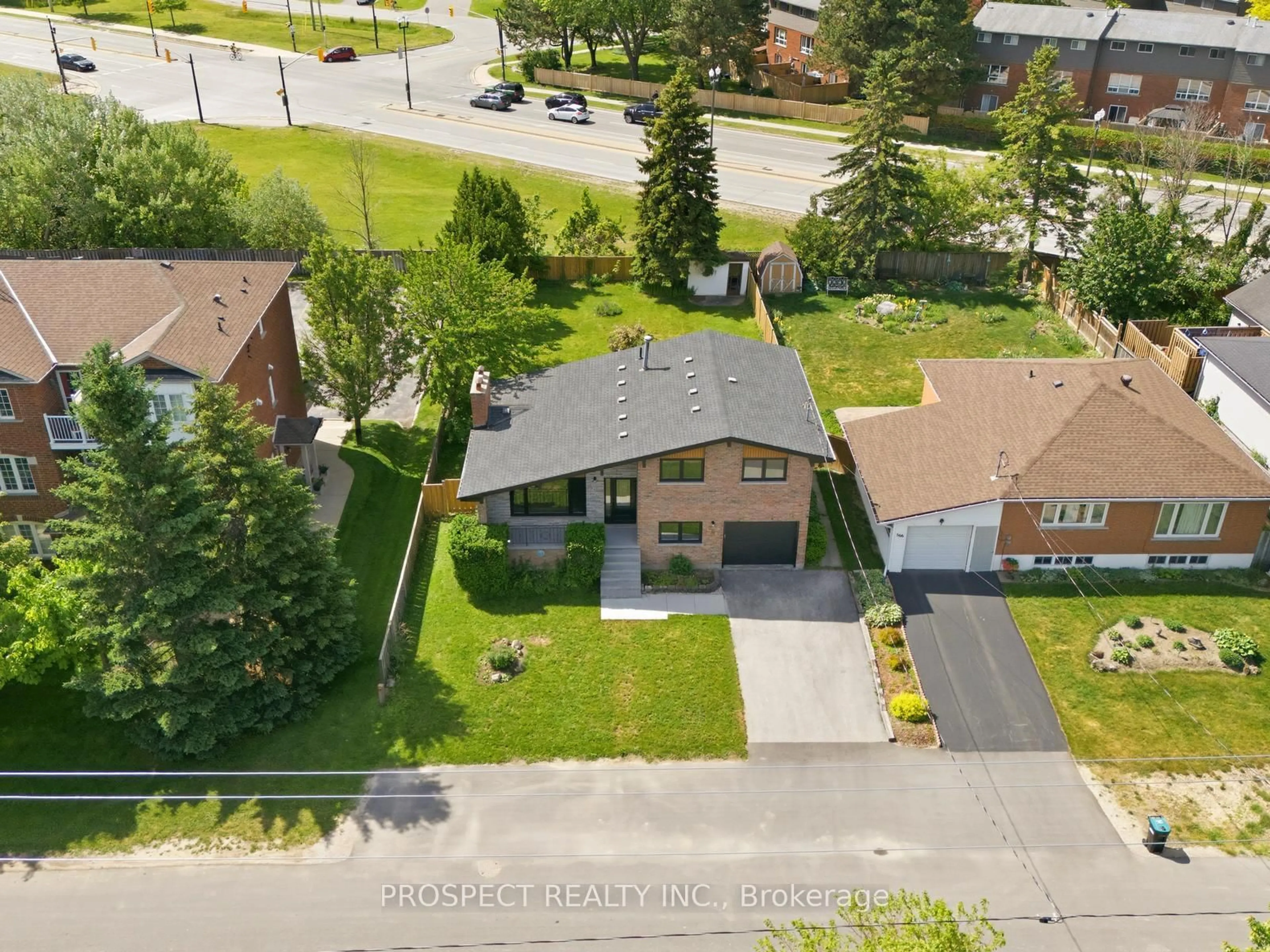 A pic from outside/outdoor area/front of a property/back of a property/a pic from drone, street for 568 Simcoe St, Collingwood Ontario L9Y 5J5