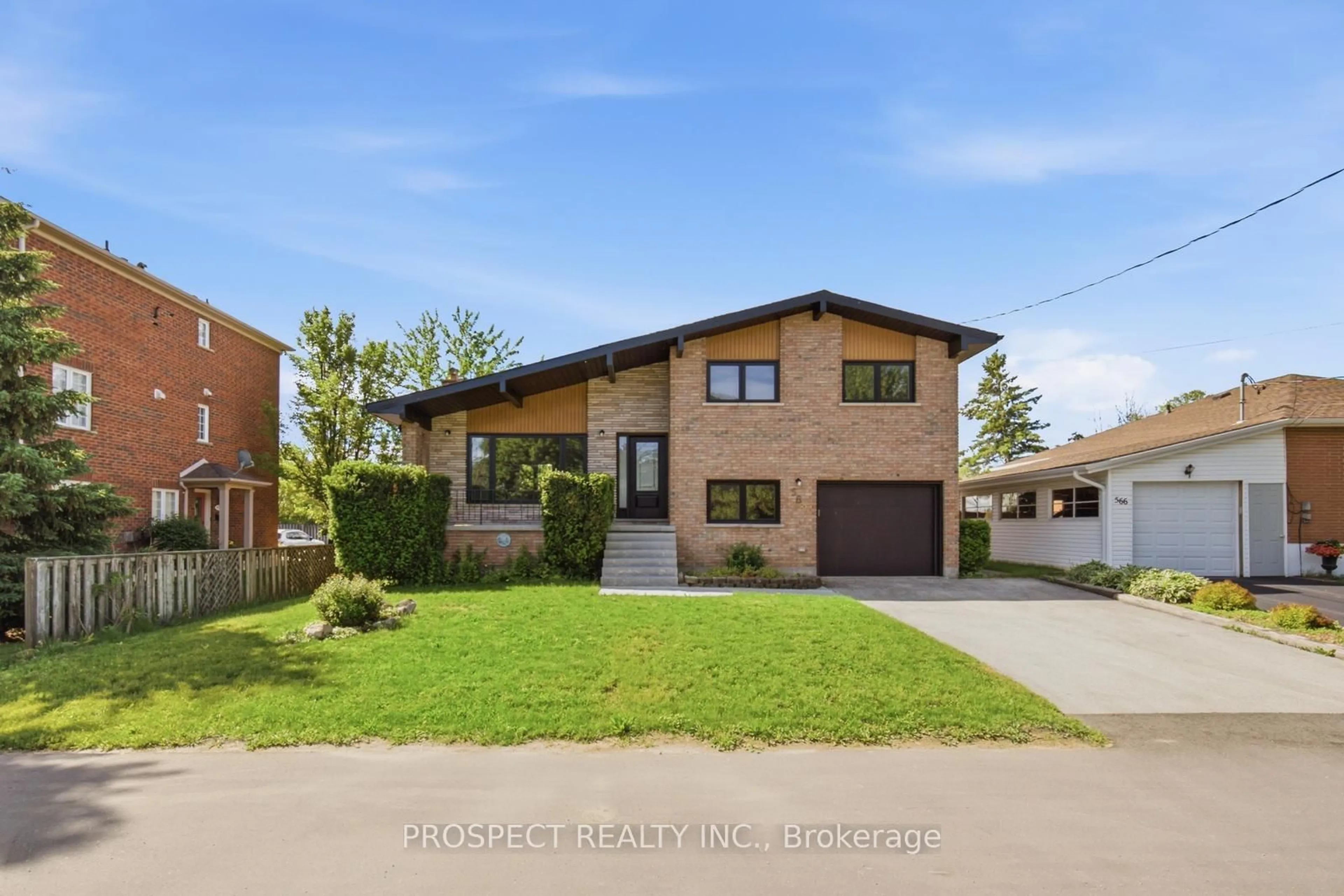 Home with brick exterior material, street for 568 Simcoe St, Collingwood Ontario L9Y 5J5