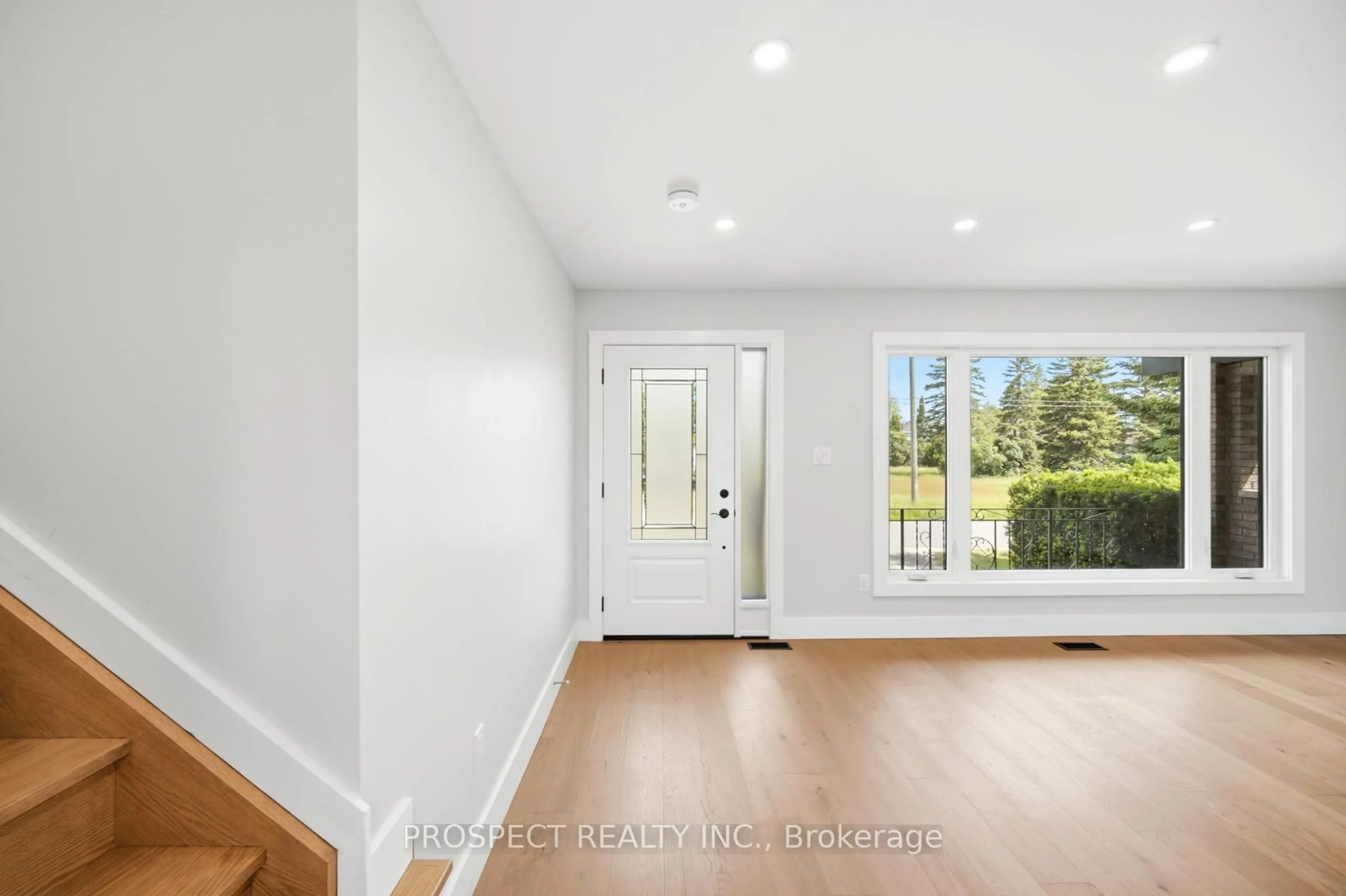 Indoor entryway for 568 Simcoe St, Collingwood Ontario L9Y 5J5