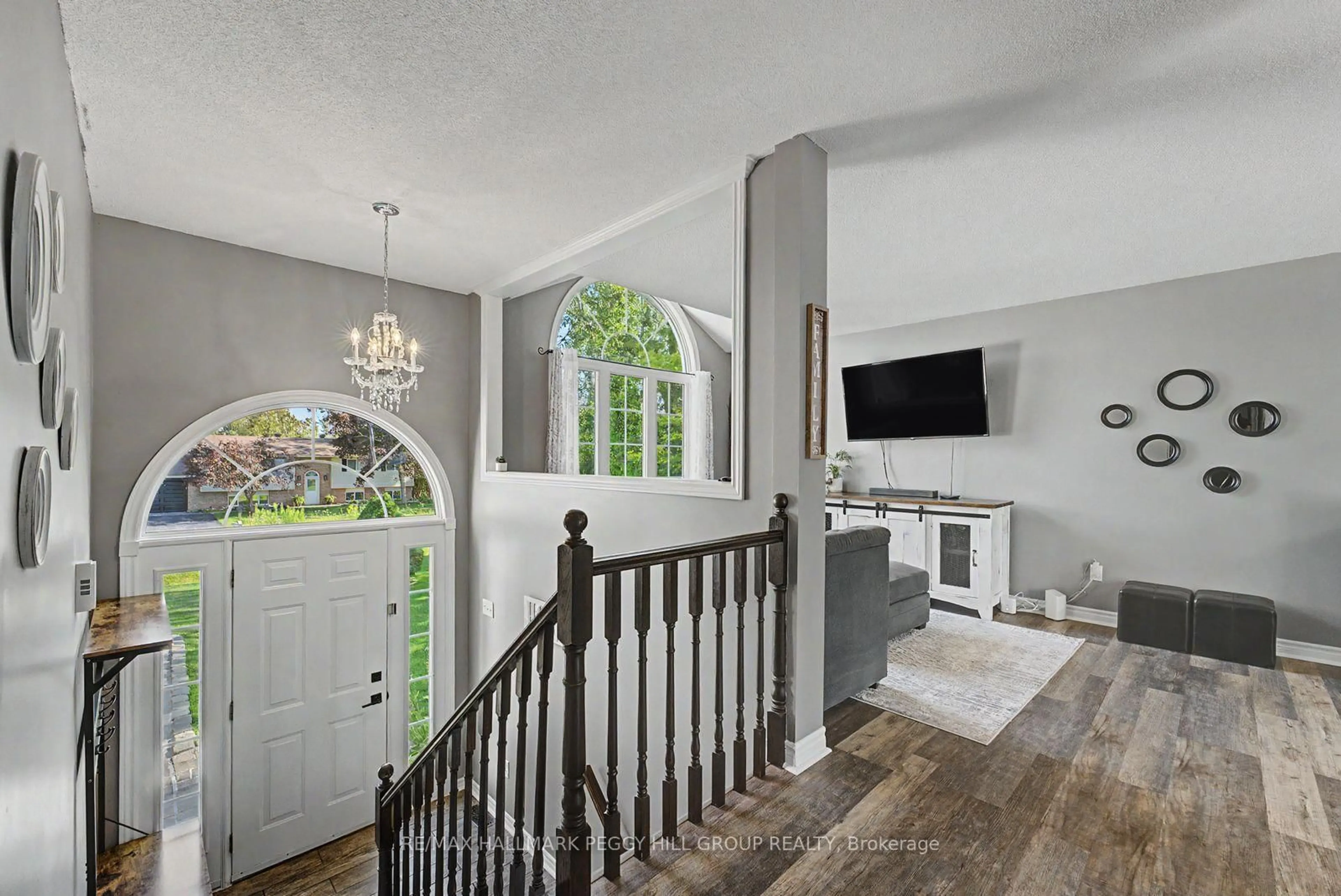 Indoor entryway for 6 Rosemarie Dr, Oro-Medonte Ontario L0L 1T0