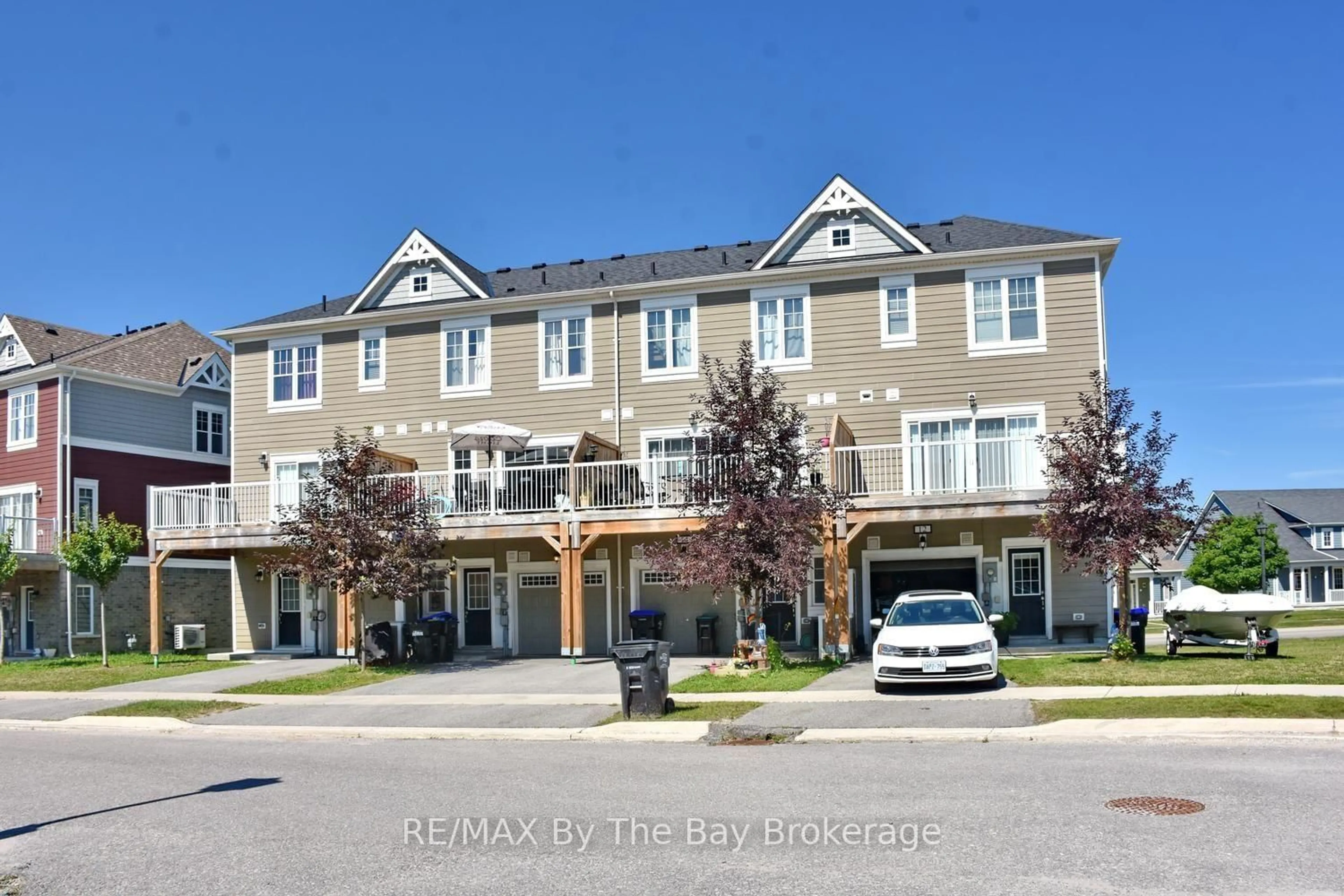 A pic from outside/outdoor area/front of a property/back of a property/a pic from drone, street for 16 Village Gate Dr, Wasaga Beach Ontario L9Z 0J7