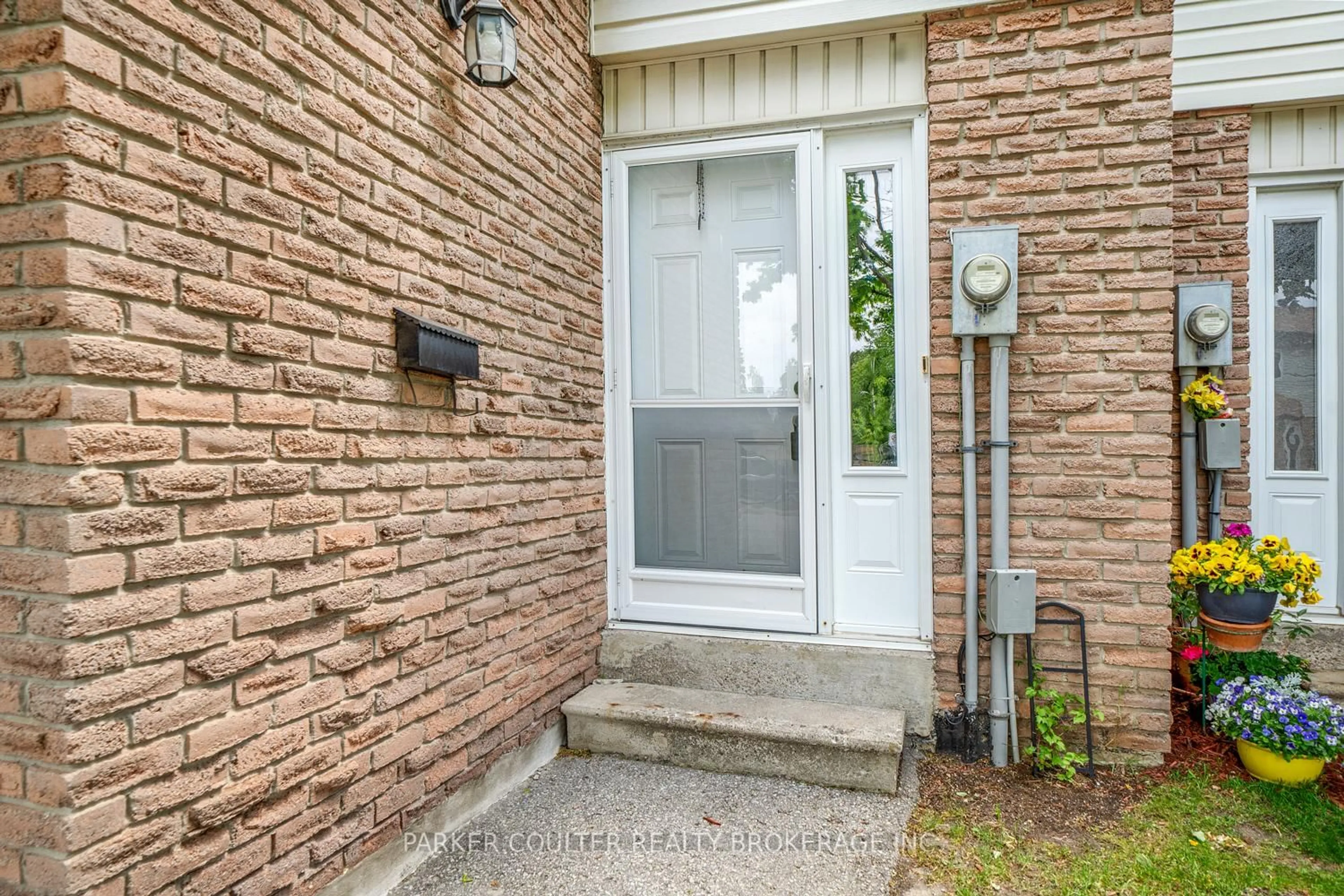 Indoor entryway for 261 Rose St #4, Barrie Ontario L4M 2V3