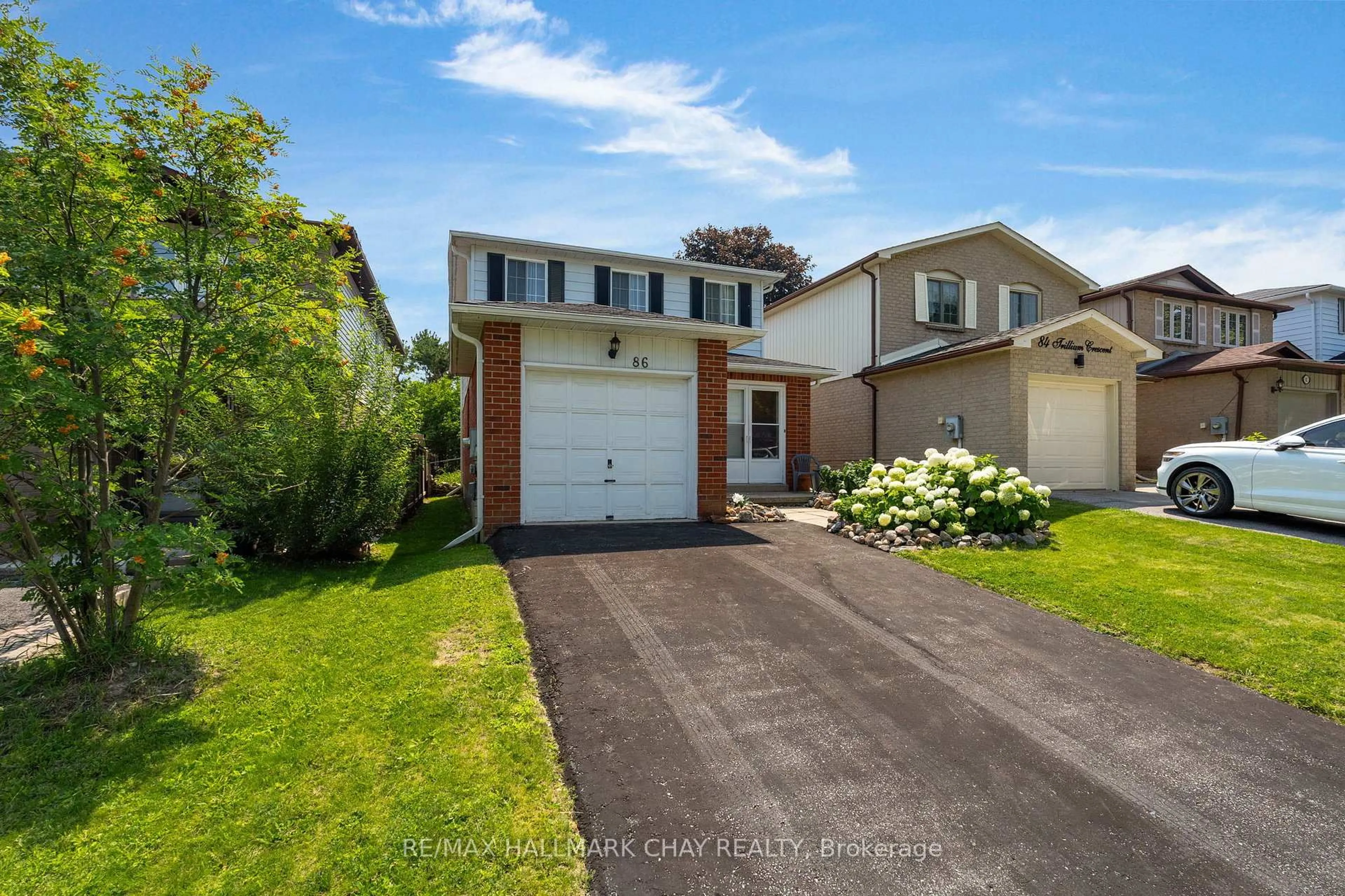 A pic from outside/outdoor area/front of a property/back of a property/a pic from drone, street for 86 Trillium Cres, Barrie Ontario L4N 5K3
