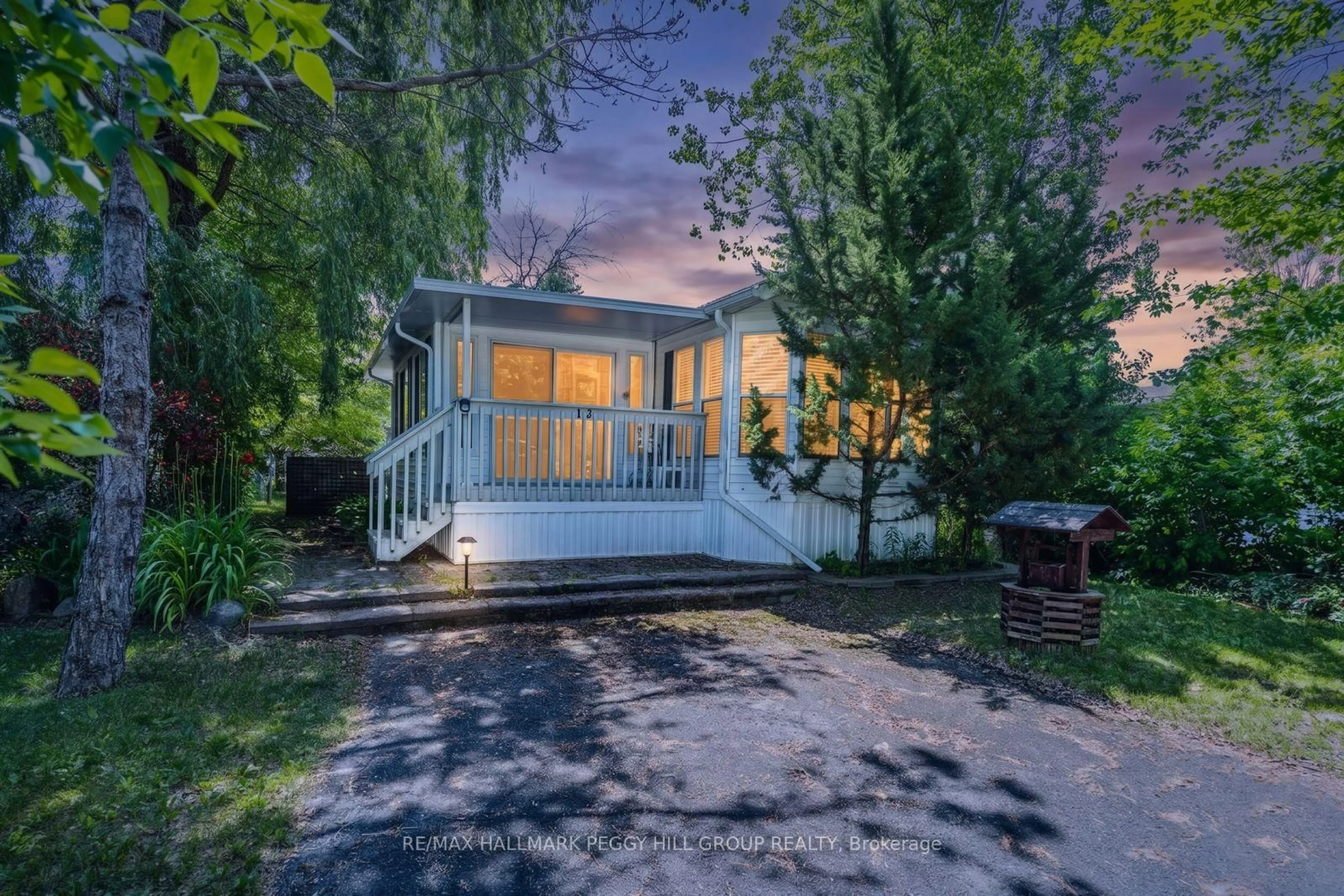 A pic from outside/outdoor area/front of a property/back of a property/a pic from drone, street for 13 Huron Circ, Wasaga Beach Ontario L9Z 1X7