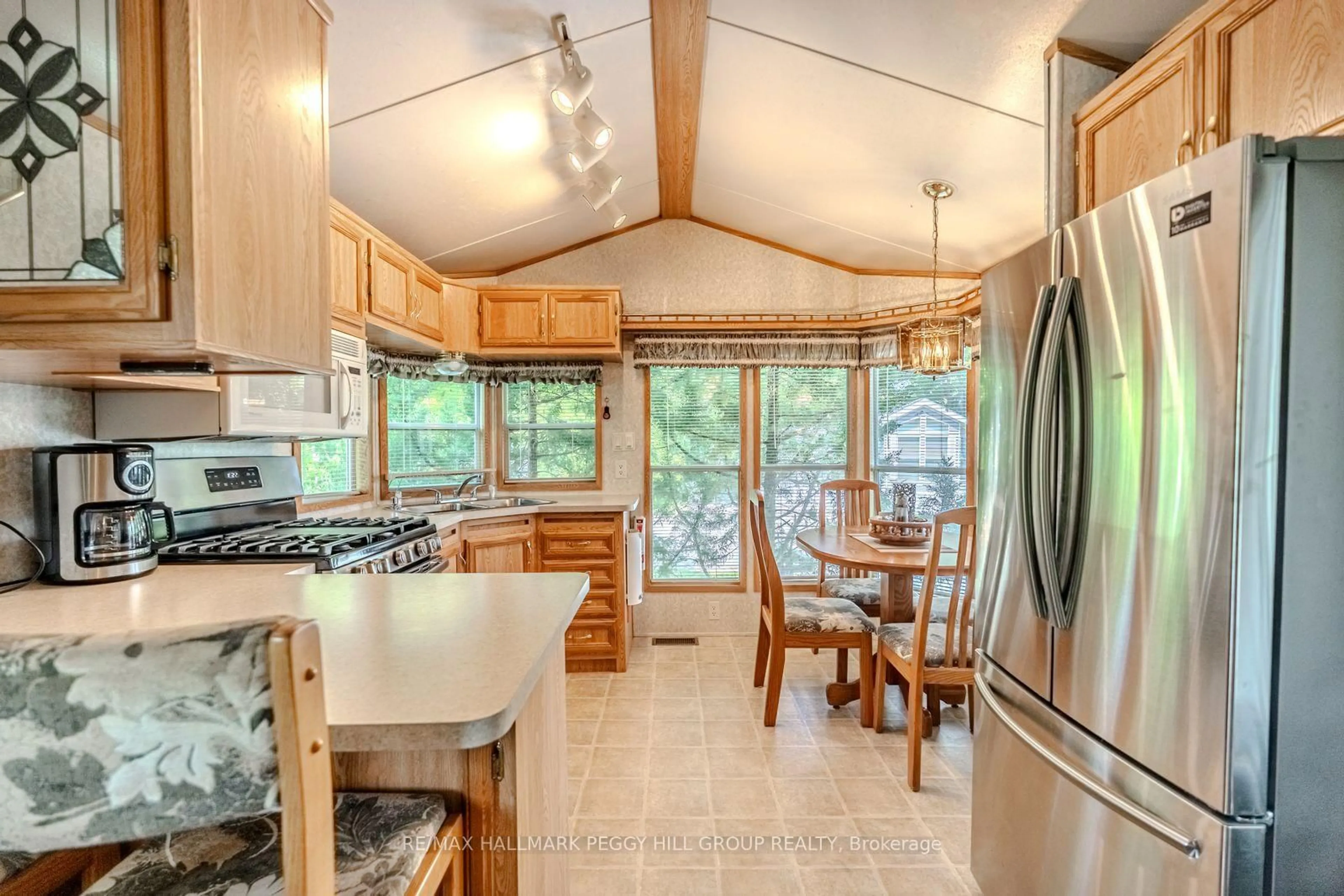 Open concept kitchen, ceramic/tile floor for 13 Huron Circ, Wasaga Beach Ontario L9Z 1X7