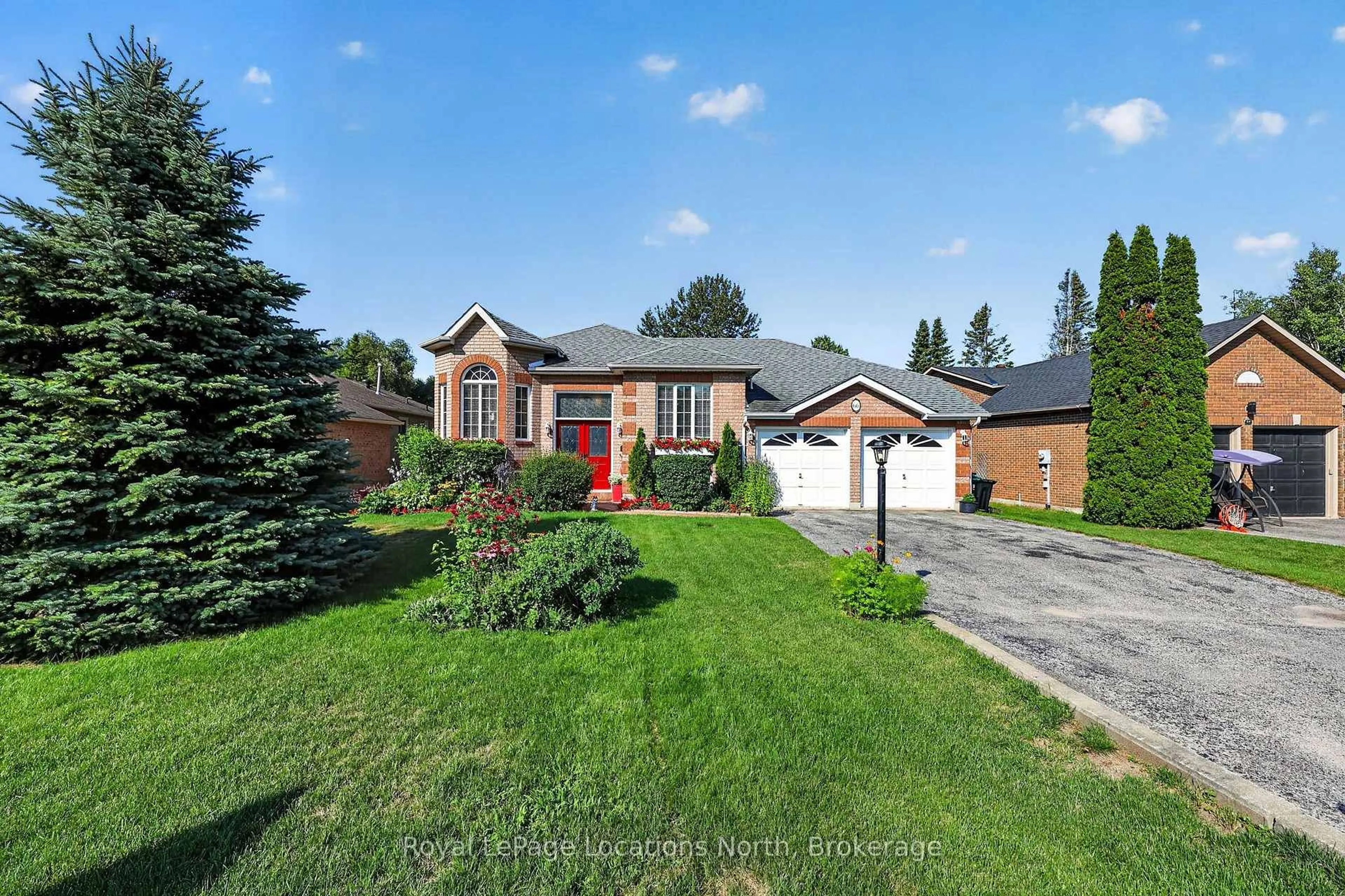 A pic from outside/outdoor area/front of a property/back of a property/a pic from drone, street for 66 Royal Beech Dr, Wasaga Beach Ontario L9Z 1H3