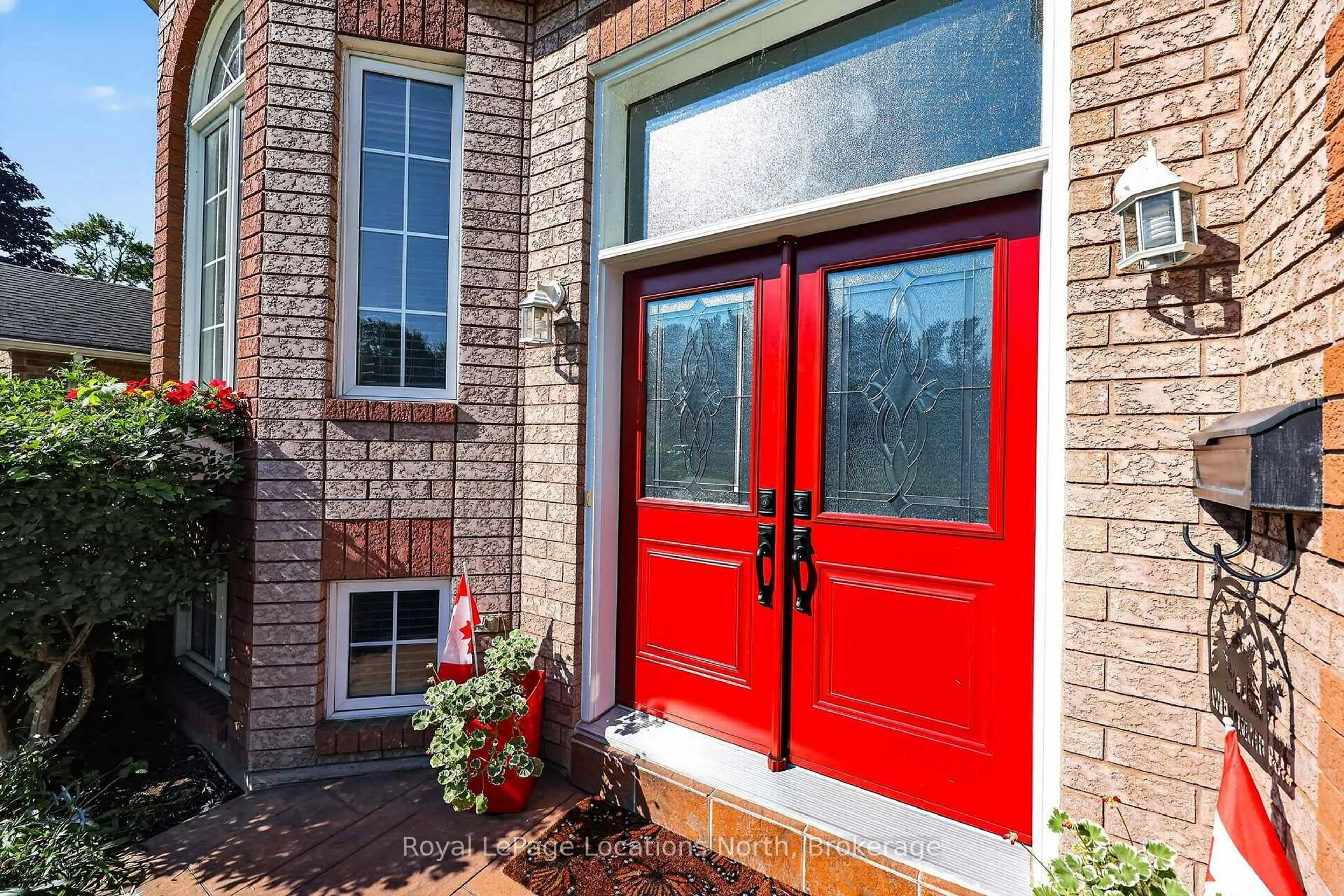 Indoor entryway for 66 Royal Beech Dr, Wasaga Beach Ontario L9Z 1H3
