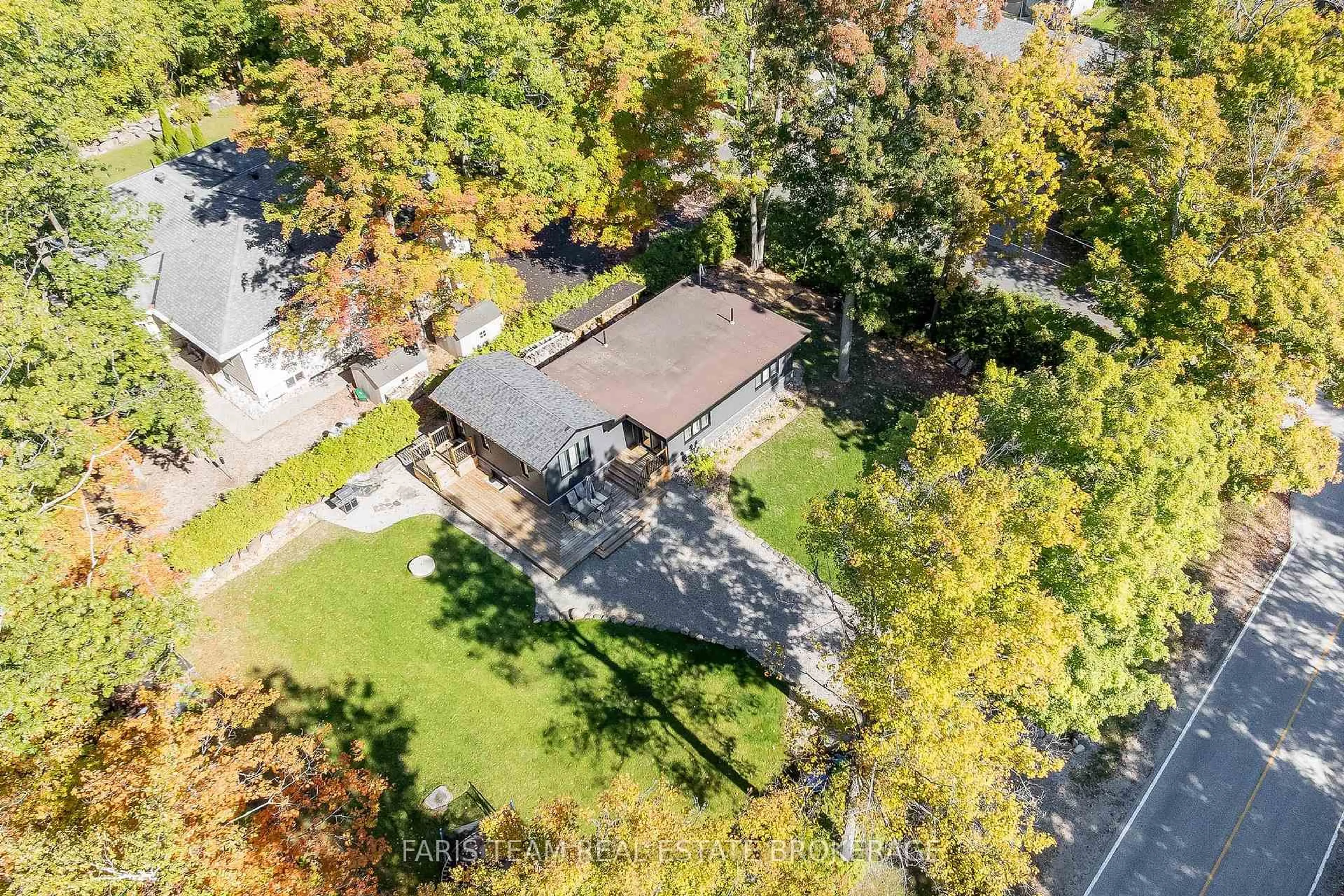 A pic from outside/outdoor area/front of a property/back of a property/a pic from drone, unknown for 1720 Tay Point Rd, Penetanguishene Ontario L9M 1X7